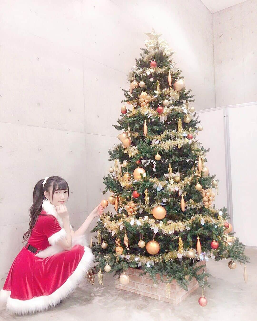 原かれんさんのインスタグラム写真 - (原かれんInstagram)「᯽ 🎄🎅🎁 2019.12.24.火 幕張メッセ  #生写真サイン会 . . . . . 大きな大きな素敵なツリーがありました . happy holidays♡ . . . 沢山ありがとうございました . #握手会ぴろぴろ #握手会 #握手会コーデ  #原かれん #かれんたん #nmb48 #akb48  #サンタコス #kawaii #pink #ootd #instafashion #サンタ  #오오티디 #데일리룩 #패션 #옷스타그램  #패션스타그램 #셀카 #selfie #コスプレ #costume #記録用 #xmas」12月26日 0時08分 - karen_hara315