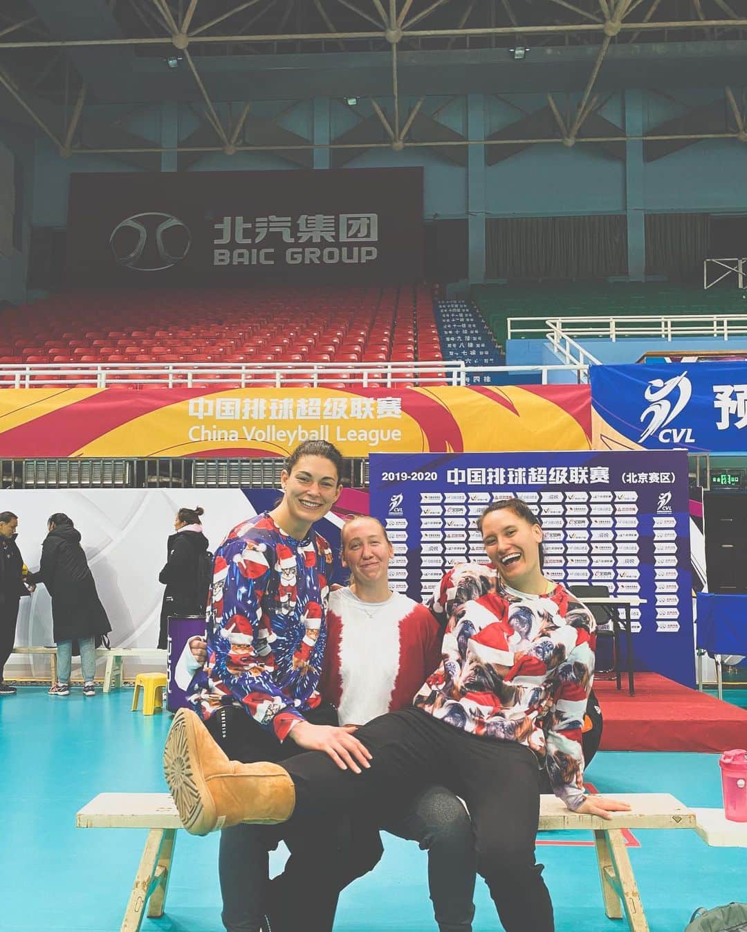 テトリ・ディクソンのインスタグラム：「Merry Christmas from Beijing! Never easy being away from friends & family, but happy to have these people to celebrate with! 🤍🎄🎁🇨🇳」