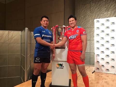 立川理道のインスタグラム：「メリークリスマス！ トップリーグプレスカンファレンスがありました。  開幕戦は1月12日、パナソニック戦です！ W杯の影響もあり、たくさんのメディアの方が来ていました。当たり前ではない環境に感謝を忘れず、ファンや会社の方々に恩返しをしていきたいと思います！  開幕戦に向けて、残りの時間いい準備していき勝ちたいと思います！ 目力では圧倒的に負けてるけど、@atsushi02a 結果では負けへんぞ！！ 全チームでトップリーグを盛り上げていきましょう！  #2020#ラグビートップリーグ」