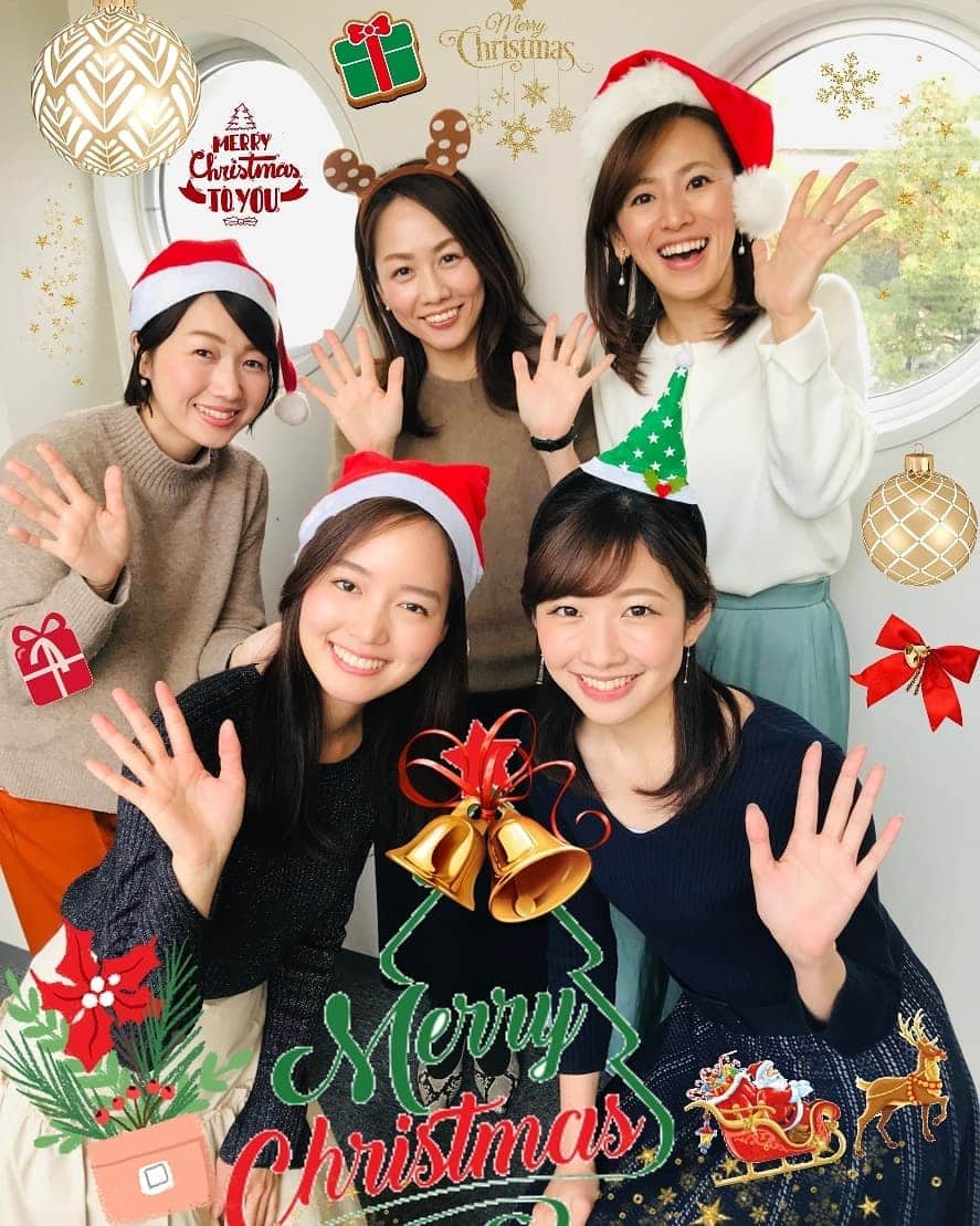 広島ホームテレビ「HOME NEXT neo」さんのインスタグラム写真 - (広島ホームテレビ「HOME NEXT neo」Instagram)「✨🎄メリークリスマス🎄✨ ・ 今日はクリスマスパーティー風に🍸📸 ・  レギュラー番組は年末年始お休みですが、 毎日昼と夕方は広島のニュースをお伝えします🎤‼️ 平穏平和な年末年始でありますように🍀 ・ ・ ❄️素敵な夜をお過ごしくださいね☃️🎅❄️ ・ ・ #ホームテレビ  #アナウンサー #クリスマス何食べる？ #チキン #ピザ #グラタン #串山真理 #坪山奏子 #渡辺美佳 #近藤あずみ #大重麻衣」12月25日 18時47分 - home.announcers