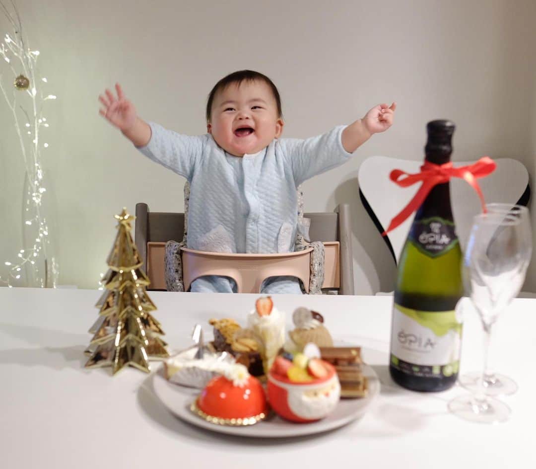 Keikooooooのインスタグラム：「来年は一緒に食べれるかな☺️ 昨日の夜。我が家は、お家でケンタッキーに色んなケーキを買ってまったりと過ごしました。来年は、お料理や🎄も頑張ろうかな🤭🙋‍♀️ なんか、食べれないから、可哀想だなと思いながらも、お風呂上がりに、記念写真だけ🤳 おチビの触りたいくて、一生懸命手を伸ばす姿や元気いっぱいに手をブンブンしてる姿、準備を待つ姿、全てが愛おしかった♥️🥺 #クリスマス #クリスマスケーキ # Xmas #女の子ママ #赤ちゃんのいる生活」