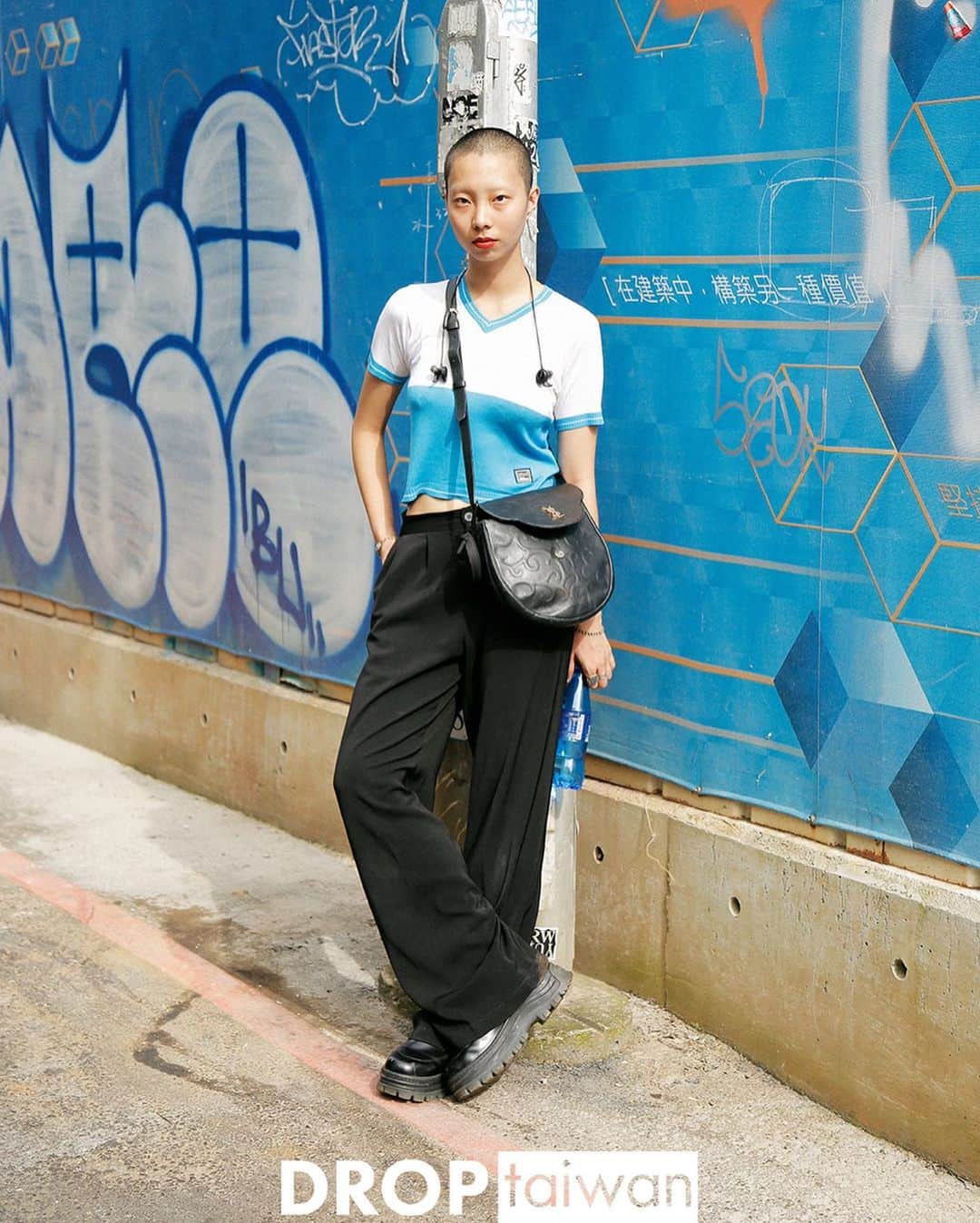 Droptokyoさんのインスタグラム写真 - (DroptokyoInstagram)「TAIWAN STREET STYLES @drop_taiwan  #streetstyle#droptokyo#taiwan#streetscene#streetfashion#streetwear#streetculture#fashion#hairstyle#台湾#taipei #街拍#時尚#東區#穿搭#街拍style #時尚穿搭#街頭攝影#台北#潮流#台灣 Photography: @kyoheihattori @keimons」12月25日 18時47分 - drop_tokyo