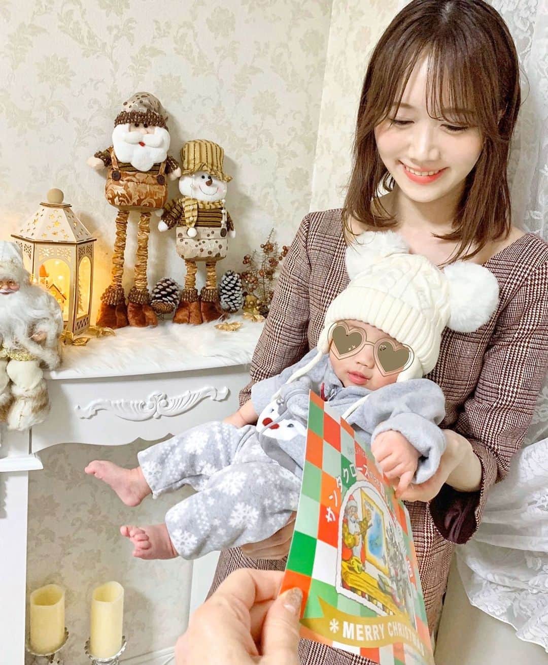 のインスタグラム：「Merry Christmas* ੈ✩‧₊˚⠀ ⠀ ばぁばから…ではなくサンタさんから👶に 《良い子の証明書》が届きました🧸❤️❤️⠀ ⠀ ほっこり癒されすぎてなぜか私が泣くという おかしな感じになりましたがw 来年ももらえるように頑張ろうね🥰⠀ ⠀ あー今日でクリスマスグッズ片付けるの寂しい…😢 ・ ・ ・ #クリスマス#サンタさん#良い子の証明書#サンタさんからのプレゼント#メリークリスマス」