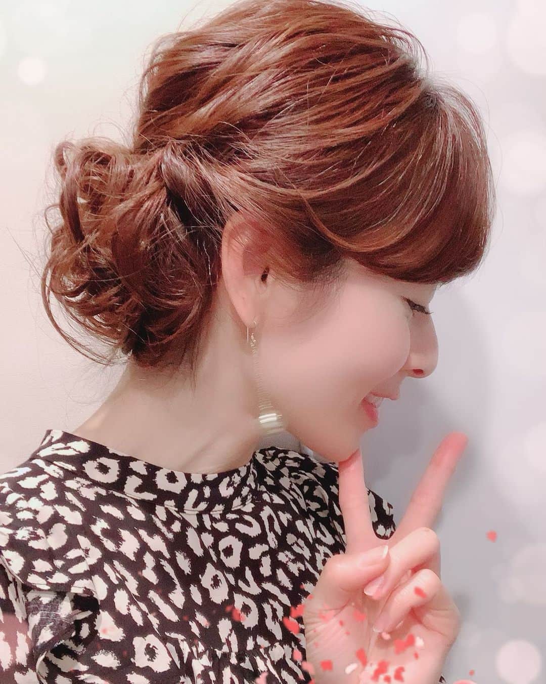 前田真理子のインスタグラム：「昼サテ担当のメイクの皆様が作って下さる髪型があまりに素敵過ぎて…毎回感謝いっぱいです🌹 昼サテのオンエアは、年内残すところ2回です！ 心を込めて務めさせて頂きます✨」