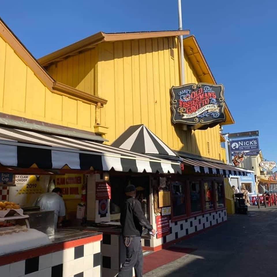 朝日放送「朝だ！生です旅サラダ」さんのインスタグラム写真 - (朝日放送「朝だ！生です旅サラダ」Instagram)「@fuhinami_official  西海岸屈指の漁師町として知られている 「#モントレー 」  レストランが立ち並ぶ港の周りは、街一番のグルメスポットです😋✨✨ 歩いているだけで、#海鮮料理 のいい香りと、海がすぐそこにあるので、潮の香りもしててとっても素敵！✨✨✨ この日は、ヨーロッパで修行した腕利きのシェフが営むレストランにいってきました👨‍🍳❣️ 近くのお魚屋さんで買ったお魚、#ロックフィッシュ と #ホタテ を調理して頂きました😊  どれもボリューミーで、魚介の味を生かした絶妙な味付け！！✨✨ たーっくさん食べました😍✨ _ #漁師町 #鮮度抜群 #シーフード #グルメスポット #お腹いっぱい #カフェフィナ #Cafe Fina #腕利きシェフ #Monterey #アメリカ #カルフォルニア _ #ABCテレビ #朝日放送テレビ #朝だ生です旅サラダ #旅サラダ #旅サラダガールズ #妃海風 #タカラジェンヌ #宝塚歌劇団 #元宝塚 #海外 #旅 #travel #trip」12月25日 18時54分 - tabisalad