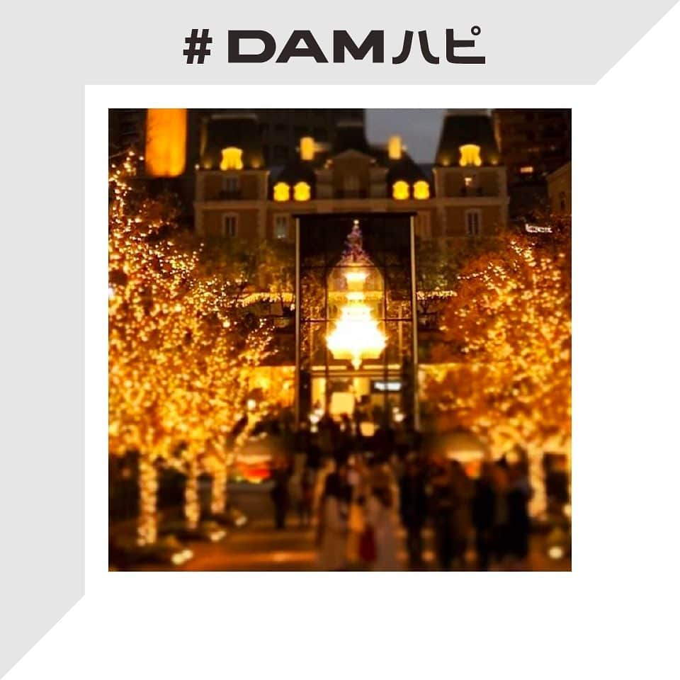 DAMチャンネルのインスタグラム：「・﻿ ▽今週のDAMハピ△﻿ ﻿ みなさんの『 #DAMハピ 』な瞬間をお届け！﻿ 今回ご紹介するのは「冬の写真」です❄️﻿ ﻿ ___________________________﻿ ﻿ 1枚目：@funyakooo さん﻿ ﻿ 普段通る並木道も、夜はイルミネーションでゴージャスに✨﻿ 寒い夜でも、皆さんの笑顔を照らしてくれます！﻿ ﻿ 【Caption pickup】﻿ ﻿ 今年も見に行けた﻿ エレガント。﻿ 上品なイルミネーション.*･ﾟ﻿ ﻿ 本当に素敵な場所🎄﻿ ﻿ 📍恵比寿ガーデンプレイス﻿ ﻿ ___________________________﻿ ﻿ 2枚目：@reichan84 さん﻿ ﻿ クリスマスは、サンタさんも大忙し！？﻿ 無事にプレゼントが届きますように🎁﻿ ﻿ 【Caption pickup】﻿ ちびサンタ、修行終了。﻿ おつかれさまでした！﻿ サンタさんはあなたの頑張りをいつも見てくれているよ♡﻿ ﻿ ___________________________﻿ ﻿ ﻿ 次回はどんなお写真が紹介されるのでしょうか！﻿ ﻿ お楽しみに！﻿ ﻿ ー﻿ ﻿ #DAM #DAMCHANNEL #ダムカラ #DAMハピ ﻿ #DAMプレ #今週のDAMハピ #damstagram #LIVEDAM_Ai #投稿キャンペーン #プレゼントキャンペーン #プレキャン #インスタグラムキャンペーン #プレゼント企画 #キャンペーン #キャンペーン実施中 #カラオケ好き #イルミネーション #イルミネーション2019 #ちびサンタ #クリスマスプレゼント🎁 #サンタクロース #イルミネーション #デートスポット #レンズ越しの私の世界 #クリスマスツリー #恵比寿ガーデンプレイス #イルミネーション #夜景 #プレゼント」