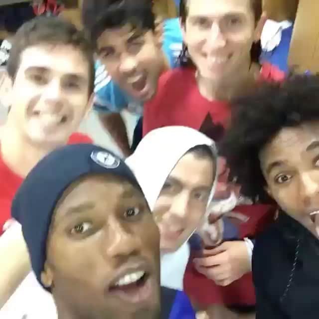 ディディエ・ドログバのインスタグラム：「Five years ago @chelseafc  Best Christmas song ever 🤣🎁🎊🎉🎄🎅🏾 @hazardeden_10 @willianborges88 @diego.costa @filipeluis @oscar_emboaba  We wish you a merry Christmas 🎄」