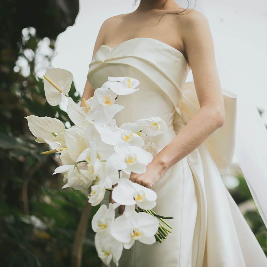 ARCH DAYS Weddingsさんのインスタグラム写真 - (ARCH DAYS WeddingsInstagram)「▽▼紡ぐ▽▼﻿ ﻿ 古我邸で行われた、エレガントモードなウェディング。﻿ ﻿ これまでと、これからの形を大切にしたい。そんな気持ちを込めて「紡ぐ」をテーマに。玄関の装花は、花と花の繋がりで二人とゲストとの絆「紡ぐ」を再現。﻿ ﻿ テーマカラーは、グレー、ホワイト、シルバー、ブラック、バーガンディー、二人静。古我邸の雰囲気を壊さず魅力を最大限に活かすことを前提に、コンテンポラリースタイルを意識して。﻿ ﻿ ﻿ -----﻿ ﻿ ﻿ Bride : @noz_wd_﻿ Planner : @kogatei_wedding﻿ Photo by @cocofleur_wedding﻿ ﻿ ﻿ -----﻿ ﻿ ﻿ ▽このALBUMを見るにはストーリーズをチェック﻿ ﻿ ﻿ -----﻿ ﻿ ﻿ ▽ARCH DAYSトップページはこちらから☑﻿ @archdays_weddings﻿ プロフィールのリンクから👰🏻﻿ ﻿ ▽バースデー・ベビーシャワーなどの情報を見るなら💁🎉﻿ @archdays﻿ ﻿ ﻿ -----﻿ ﻿ ﻿ ARCH DAYSに会員機能ができました💁‍♀️﻿ ﻿ 気になる記事や写真をクリップして、もっと便利に！自分だけのページを作れます📎﻿ ﻿ また、会員登録をしてマイページからパートナーを招待すれば、2人でイメージを共有可能に♩﻿ ﻿ ﻿ -----﻿ #archdays #archdays_wedding #アーチデイズ #アーチデイズウェディング #archdays花嫁 #古我邸 #古我邸ウエディング #古我邸ウェディング #古我邸花嫁 #古我邸wedding #鎌倉結婚式 #鎌倉婚 #鎌倉花嫁 #ガーデンウェディング #ガーデン挙式 #レストランウェディング #ウェディングヘア #花嫁ヘア #ウェディングケーキ #高砂 #ウェルカムボード #装花 #ウェディングブーケ #胡蝶蘭ブーケ #プロフィールブック #プロフィールブック手作り #新郎タキシード #プレ花嫁 #卒花嫁﻿ -----﻿ https://archdays.com/album/2019/12/25/51542﻿ -----」12月25日 18時55分 - archdays_weddings