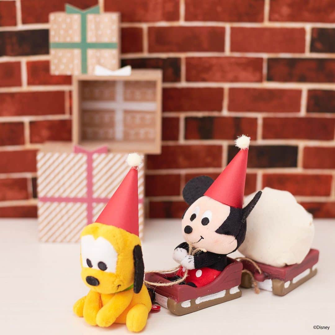 ちょっこりさん【公式】のインスタグラム：「#20191225 * 今日はいよいよクリスマス！ みんなにはどんなプレゼントが届いたのかな？ * #ちょっこりさん #ディズニー#ディズニーグッズ #ぬい撮り#ぬいぐるみ #chokkorisan#disney #takaratomyarts #ぬいぐるみと撮り隊 #disney写真部 #ディズニーグッズ #ちょっこりさん好きな人とつながりたい」