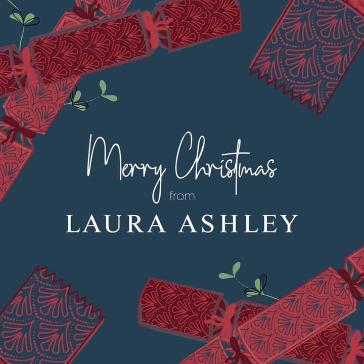 ローラアシュレイのインスタグラム：「Merry Christmas everyone! 🎄🎁🎉 Wishing you a magical day with your loved ones, filled with laughter, fun and delicious food!」