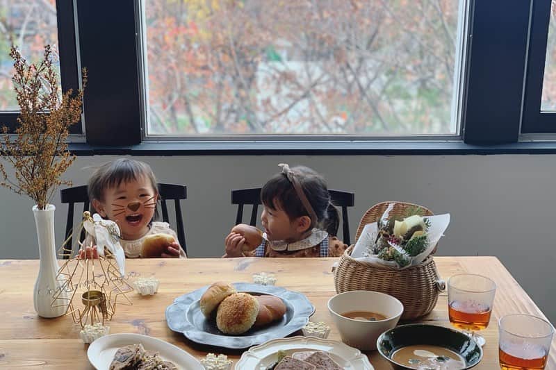 鈴木あすなのインスタグラム：「Merry Christmas🎄 . お料理にはまっている娘へのプレゼントはエプロンと三角巾。 . とっても実用的。笑 . 最近は毎朝卵を割ってくれます🥚お料理好きになってくれて嬉しいな。 .  Christmasの雰囲気は好きだけど、本当に欲しいものが出来るまで、過度なプレゼントはあまりしない派。 . そのかわり娘が本当に好きなことや本当に欲しいものが見つかった時は、何であれプレゼントしてあげたいなと思っています☺️」