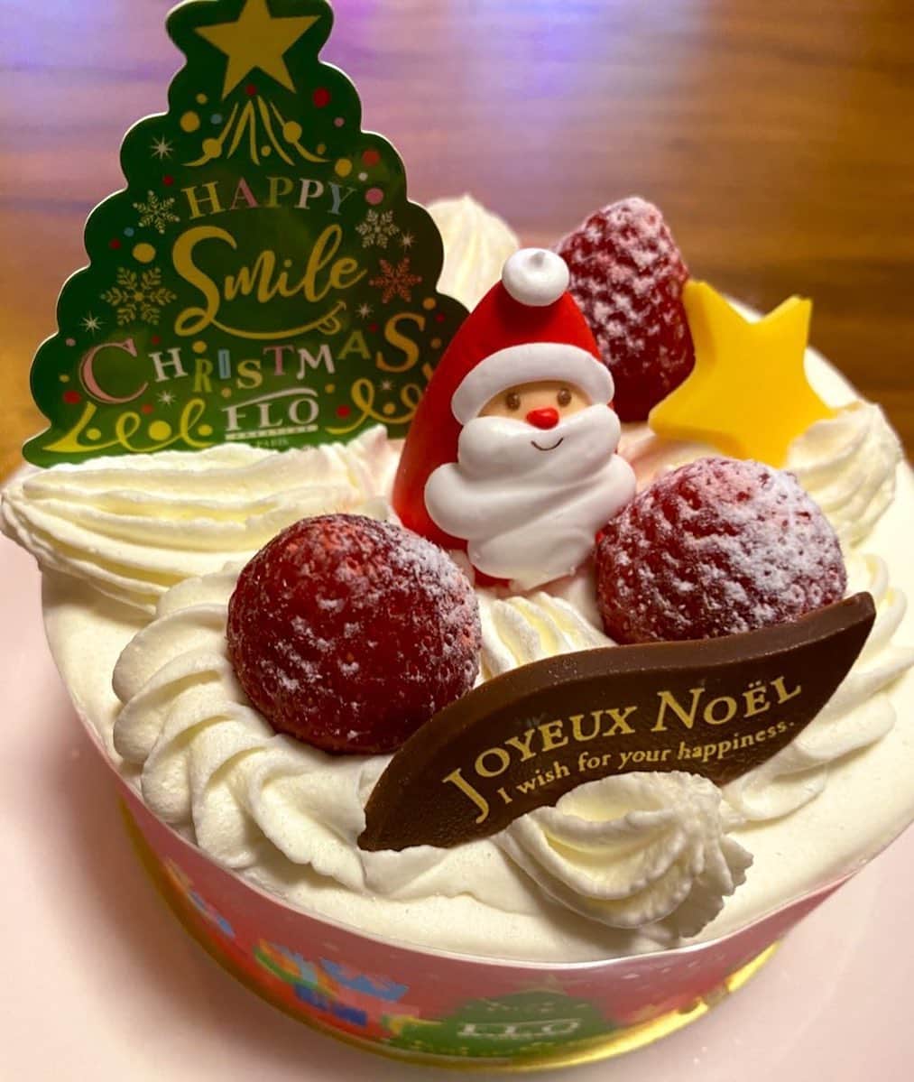 寺崎裕香のインスタグラム：「Merry Christmas!🎄 クリスマスが終わったら一気に年末で あっという間に2020年なんだろうなぁ。  徐々に大掃除始めてます。  とりあえず、年内にマッサージ行きたい。笑  皆さま、素敵なクリスマスを♡」