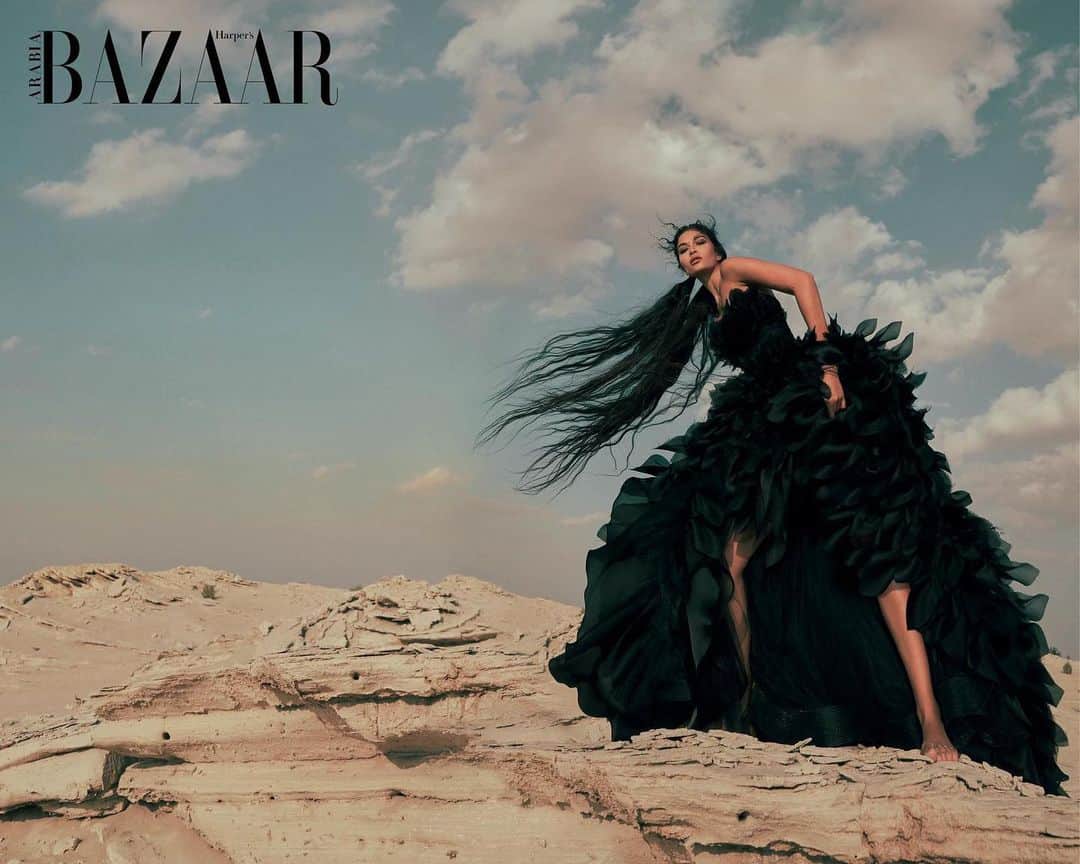 シャニーナ・シャイクのインスタグラム：「Another favorite shot from @harpersbazaararabia January 2020 issue 🖤 Photographed by @gregswalesart」