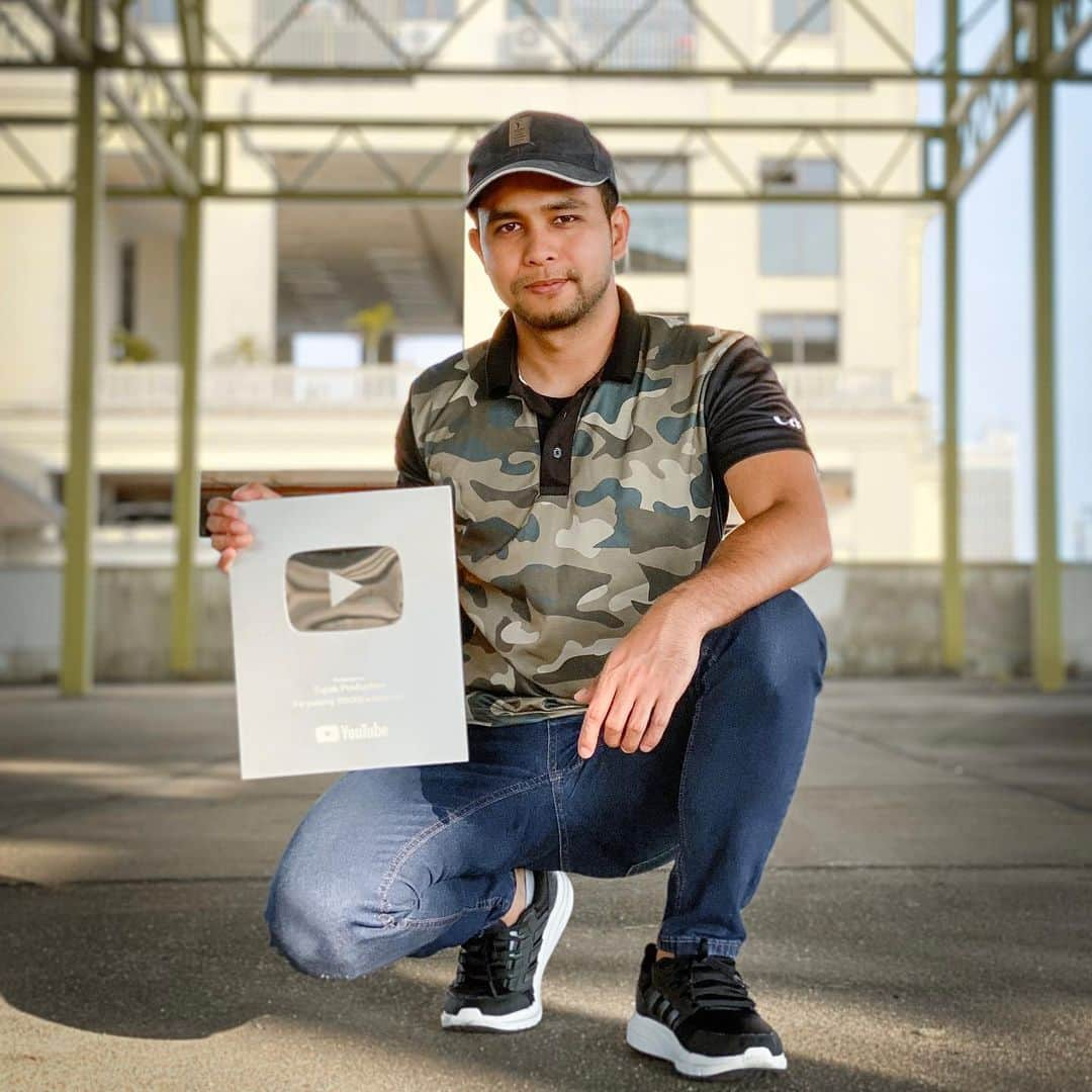 PSYのインスタグラム：「Silver Play Button.. Tahniah @tupakproduction atas 100k subscriber.. Doakan semoga saya pun menjadi youtuber suatu hari nanti.. Ameen. Tak salah tanam impian kan? Hihihi . . . . . . . #Youtube #PlayButton #SilverPlayButton #MalaysiaCreater #YoutuberMalaysia」