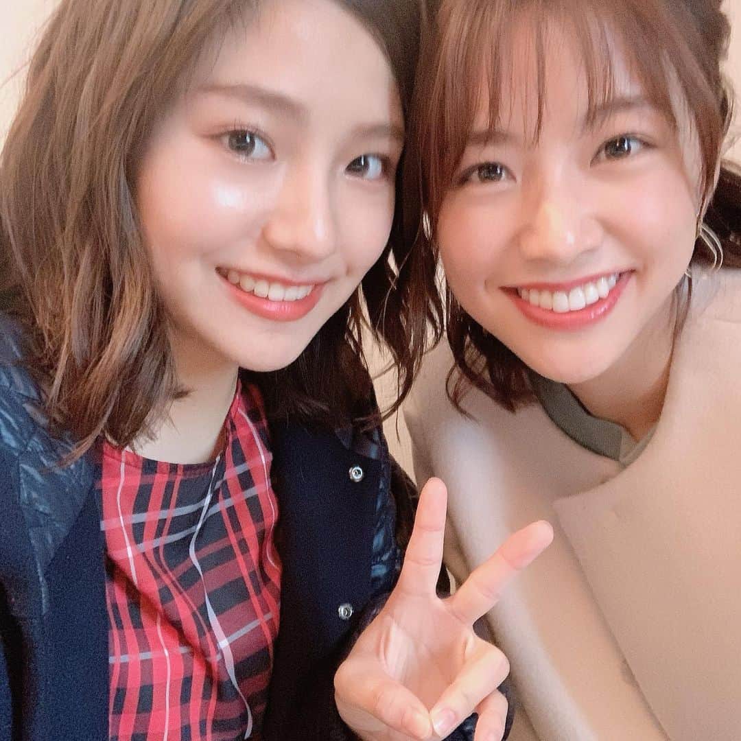 のインスタグラム：「みなさん素敵なクリスマスを お過ごしでしょうか😇 楽々はとても平和なクリスマスを 過ごしてます🏄‍♂️ そしてですね！ 告知させて欲しい事があるのです！！ 1月1日にOAされる 「今夜くらべてみました」元日3時間スペシャル に出演させていただきます！！ 本当に凄すぎる面々が揃っている中、 こんな私がここにいていいのかという まるでフォアグラやキャビアなどの中にジャガイモがいるような そんな感情に駆られてました！！ 収録は今までにない緊張感の中で挑んだので正直あまり記憶にないですが こんな素敵なチャンスをくださった方々のためにも 少しでも多くの人に自分の事を知っていただけるきっかけになればなと思います😊😊 写真は とーーーっても可愛くて 優しい中川恵美里さんと すっごく綺麗で優しく フレンドリーな岡副麻希さんです  顔がわかりやすく緊張してます！！🤓 皆さんぜひ観てください！😊 https://www.ntv.co.jp/konkurabe/articles/25h46btxuv10yeygq1.html  #今夜くらべてみました #こんくら #セントフォース #セントフォースsprout」