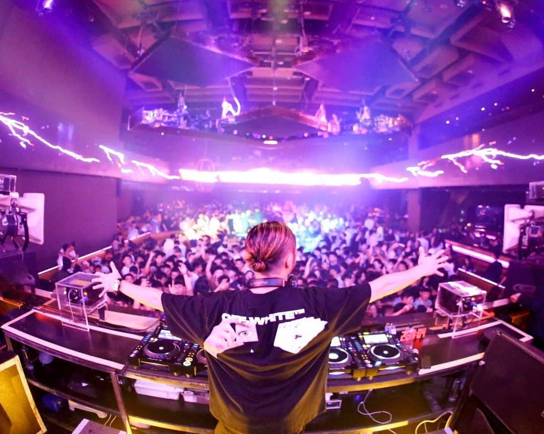 KENTOのインスタグラム：「𝐌𝐀𝐊𝐄𝐒 𝐌𝐄 𝐅𝐄𝐄𝐋 𝐋𝐈𝐊𝐄 𝐓𝐇𝐄 𝐄𝐍𝐃 𝐎𝐅 𝐘𝐄𝐀𝐑 #dj #djlife #djtour #djstyle #djcityjapan #pioneerdj #beepmmgmt #sgartistmanagement #axcell #weareaxcell」