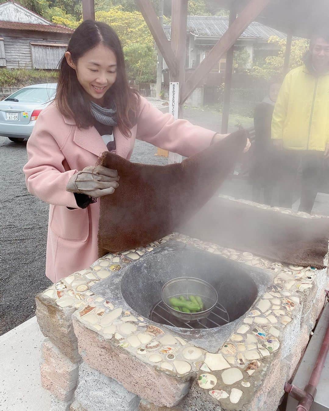 Little Miss Bento・Shirley シャリーさんのインスタグラム写真 - (Little Miss Bento・Shirley シャリーInstagram)「Kagoshima Day 3: My very first hot spring cooking experience at unagi Hot Spring "Sume" cuisine in Ibusuki city.  It’s so cool cause I realize that this hot spring stove is commonly found in the homes at Ibusuki city. And over here at Sume Area - anyone can bring their own vegetables and even eggs to cook. Just remember to pop by the supermarket before heading over !  There is tap, basket, and the cloth cover there for public use.  https://www.kagoshima-kankou.com/for/attractions/10676 . 📍 Ibusuki, Kagoshima Japan 🇯🇵 #kagoshima #visitjapan #ilovejapan #onlyinjapan #littlemissbento #travelogue #ibusuki #指宿市 #鹿児島 #スメ広場」12月25日 19時10分 - littlemissbento