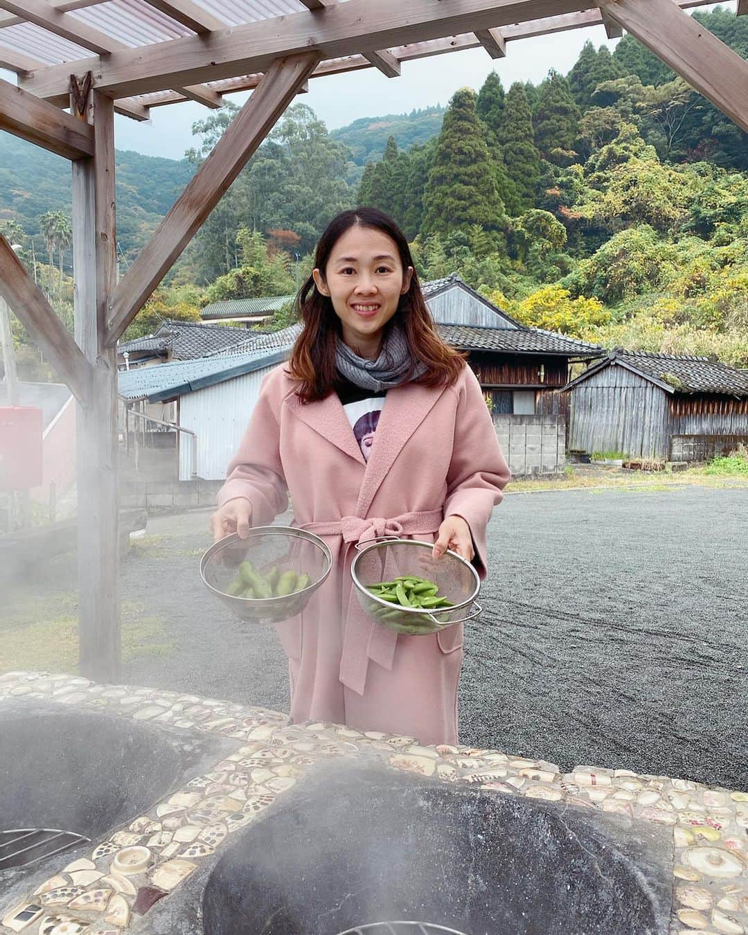 Little Miss Bento・Shirley シャリーさんのインスタグラム写真 - (Little Miss Bento・Shirley シャリーInstagram)「Kagoshima Day 3: My very first hot spring cooking experience at unagi Hot Spring "Sume" cuisine in Ibusuki city.  It’s so cool cause I realize that this hot spring stove is commonly found in the homes at Ibusuki city. And over here at Sume Area - anyone can bring their own vegetables and even eggs to cook. Just remember to pop by the supermarket before heading over !  There is tap, basket, and the cloth cover there for public use.  https://www.kagoshima-kankou.com/for/attractions/10676 . 📍 Ibusuki, Kagoshima Japan 🇯🇵 #kagoshima #visitjapan #ilovejapan #onlyinjapan #littlemissbento #travelogue #ibusuki #指宿市 #鹿児島 #スメ広場」12月25日 19時10分 - littlemissbento