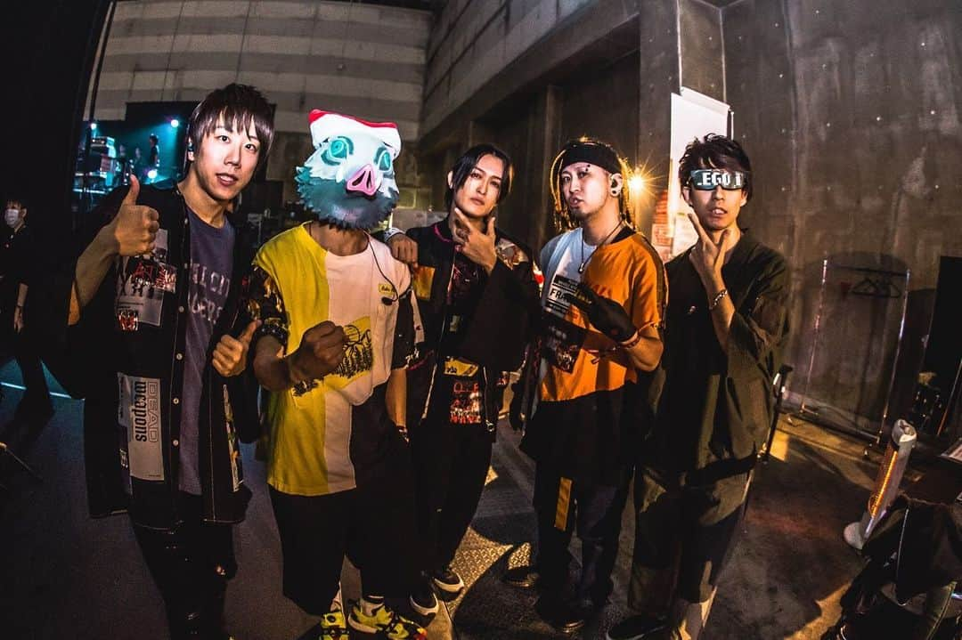 セキはん（コロナナモレモモ）のインスタグラム：「🎅MERRY ROCK PARADE 2019🎅 わしの第2の故郷の風物詩。 ついに初参戦。 こんなにみんな集まってくれるなんて はるかに想像を超える光景に 使ったことない名古屋弁が飛び出してまったがね！ まぁ一本まぁ一本と たいがいにしとかなあかんよ！ 今夜のおかずがわやになってまった。鎌倉さんもいかんわ 美味すぎるもん。(レゴの手に握りしめるKウインナー) 🎄メリークリスマススマスマスマスマスマスマスマスマスマスマ🎅  photo  by (@maophotograph) #MERRYROCKPARADE #メリロ #名古屋 #オメでたい頭でなにより #久々に更新 #CDJ1920 #もよろしゅう🥺」