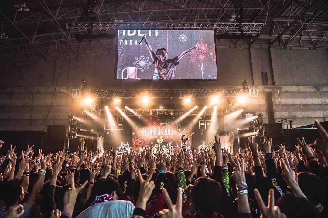 セキはん（コロナナモレモモ）さんのインスタグラム写真 - (セキはん（コロナナモレモモ）Instagram)「🎅MERRY ROCK PARADE 2019🎅 わしの第2の故郷の風物詩。 ついに初参戦。 こんなにみんな集まってくれるなんて はるかに想像を超える光景に 使ったことない名古屋弁が飛び出してまったがね！ まぁ一本まぁ一本と たいがいにしとかなあかんよ！ 今夜のおかずがわやになってまった。鎌倉さんもいかんわ 美味すぎるもん。(レゴの手に握りしめるKウインナー) 🎄メリークリスマススマスマスマスマスマスマスマスマスマスマ🎅  photo  by (@maophotograph) #MERRYROCKPARADE #メリロ #名古屋 #オメでたい頭でなにより #久々に更新 #CDJ1920 #もよろしゅう🥺」12月25日 19時11分 - skeihan_ome