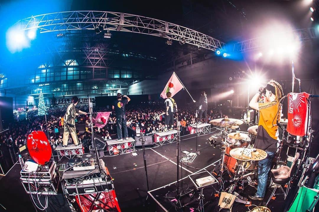 セキはん（コロナナモレモモ）さんのインスタグラム写真 - (セキはん（コロナナモレモモ）Instagram)「🎅MERRY ROCK PARADE 2019🎅 わしの第2の故郷の風物詩。 ついに初参戦。 こんなにみんな集まってくれるなんて はるかに想像を超える光景に 使ったことない名古屋弁が飛び出してまったがね！ まぁ一本まぁ一本と たいがいにしとかなあかんよ！ 今夜のおかずがわやになってまった。鎌倉さんもいかんわ 美味すぎるもん。(レゴの手に握りしめるKウインナー) 🎄メリークリスマススマスマスマスマスマスマスマスマスマスマ🎅  photo  by (@maophotograph) #MERRYROCKPARADE #メリロ #名古屋 #オメでたい頭でなにより #久々に更新 #CDJ1920 #もよろしゅう🥺」12月25日 19時11分 - skeihan_ome