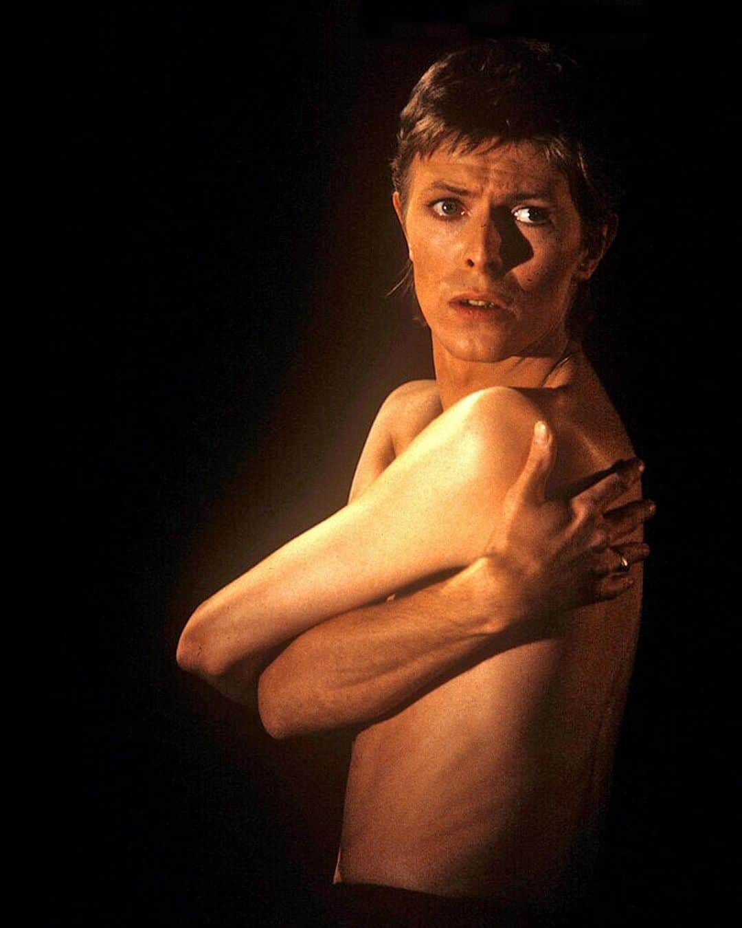 デヴィッド・ボウイさんのインスタグラム写真 - (デヴィッド・ボウイInstagram)「Enjoy these beautiful pictures of Bowie taken during the recording of his appearance on Bing Crosby's 1977 Merrie Olde Christmas TV Special. (See previous two posts)  Happy Holidays and thanks for the love throughout 2019.  #BeautifulBowie  #BowieForever  #PeaceOnEarth  #BowieBing」12月25日 19時23分 - davidbowie