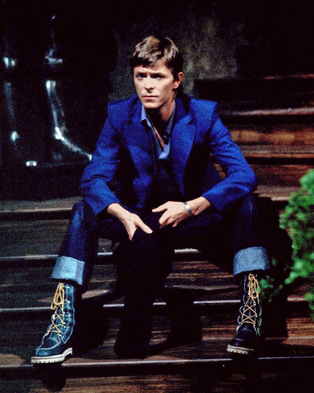 デヴィッド・ボウイさんのインスタグラム写真 - (デヴィッド・ボウイInstagram)「Enjoy these beautiful pictures of Bowie taken during the recording of his appearance on Bing Crosby's 1977 Merrie Olde Christmas TV Special. (See previous two posts)  Happy Holidays and thanks for the love throughout 2019.  #BeautifulBowie  #BowieForever  #PeaceOnEarth  #BowieBing」12月25日 19時23分 - davidbowie