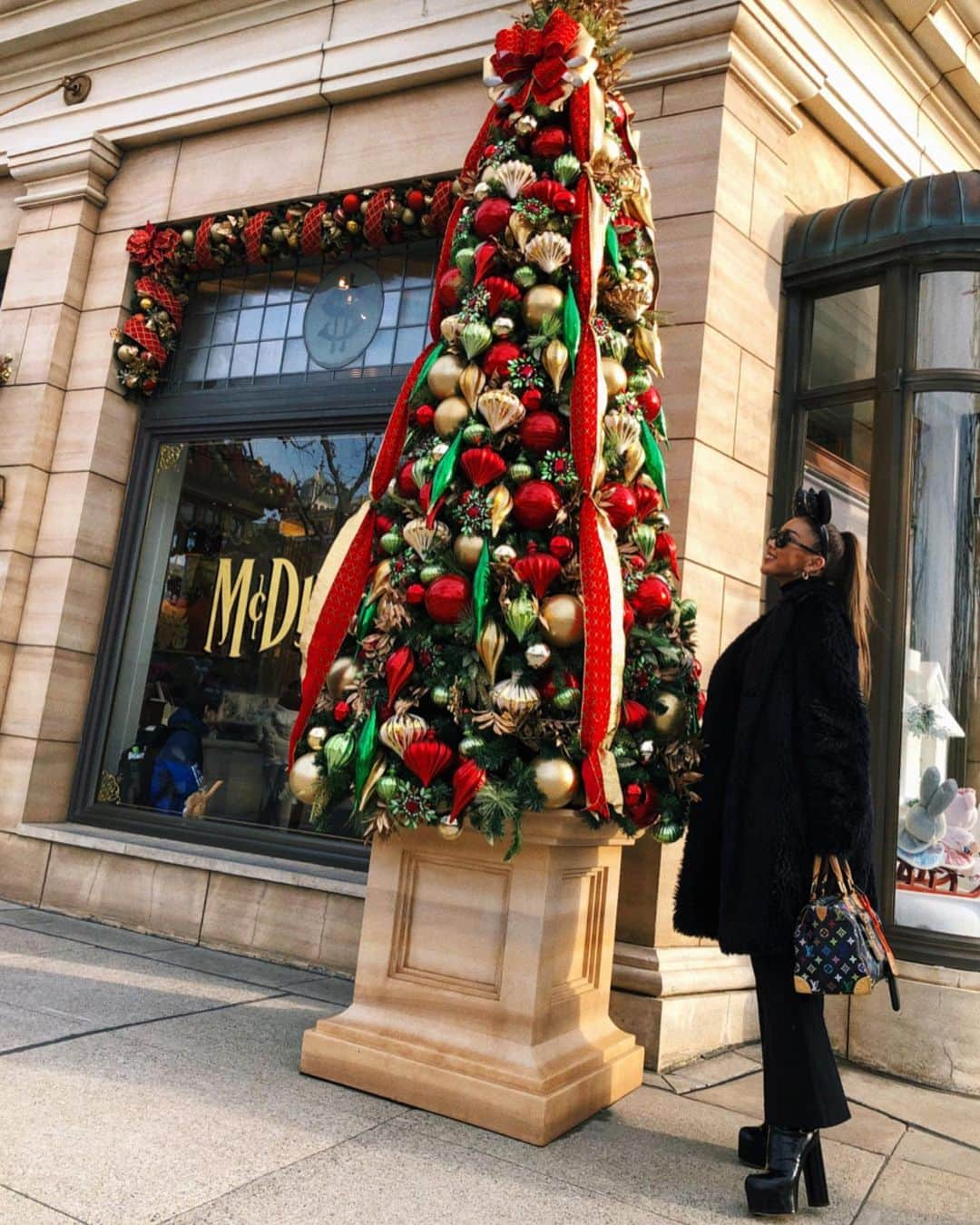 菅又菜摘（ナツ）さんのインスタグラム写真 - (菅又菜摘（ナツ）Instagram)「🎄 Everyone has a wonderful Christmas...🎅🏾❤️ #merrychristmas #christmas #xmas #disney  #tokyodisneysea #disneysea #disneychristmas #ootd #outfit #fashion #code #blackcode #ysl #saintlaurent #moussy #vetements #louisvuitton  #kogenatsu #焦げnatsu #こげなつ」12月25日 19時23分 - kogenatsu920