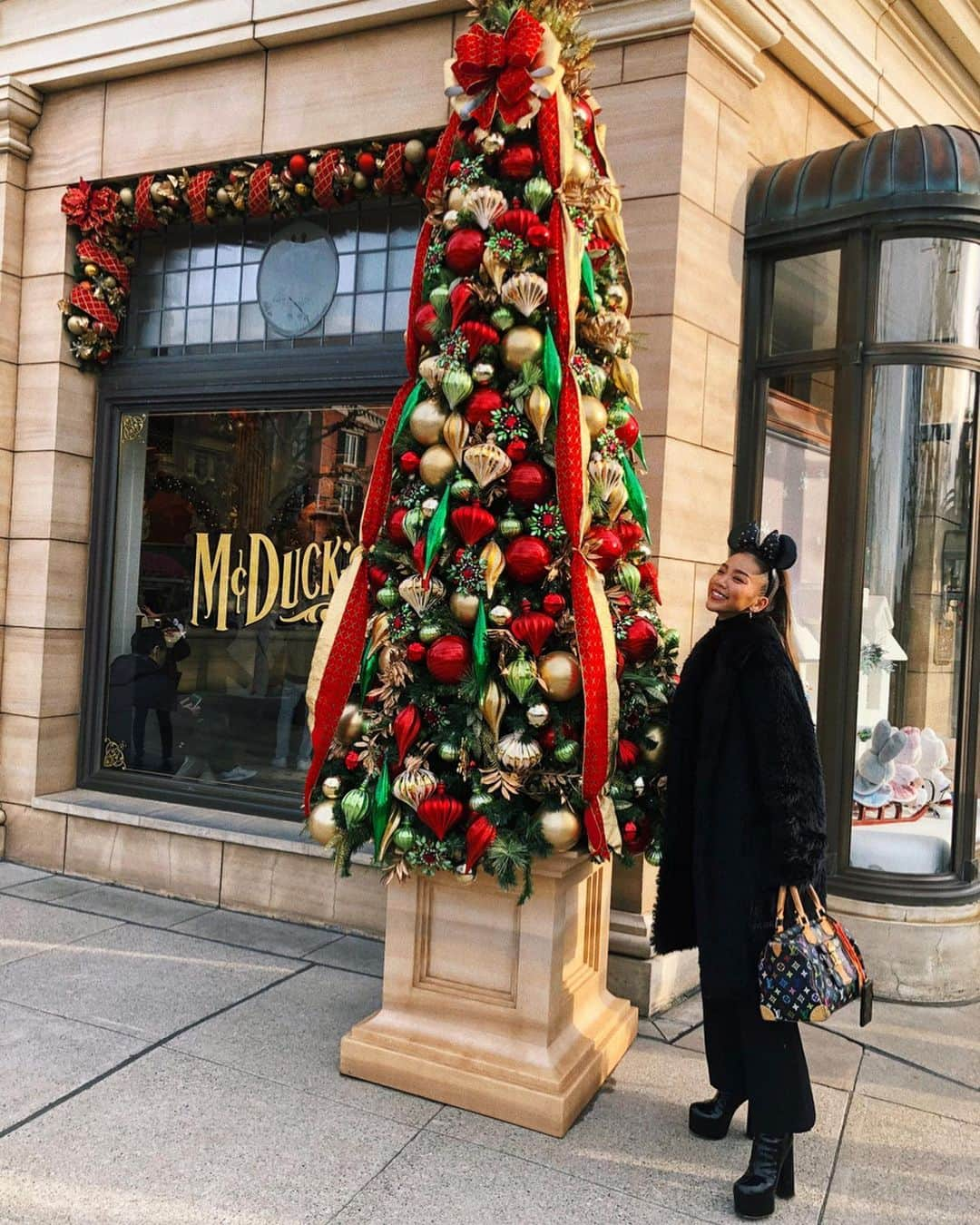 菅又菜摘（ナツ）さんのインスタグラム写真 - (菅又菜摘（ナツ）Instagram)「🎄 Everyone has a wonderful Christmas...🎅🏾❤️ #merrychristmas #christmas #xmas #disney  #tokyodisneysea #disneysea #disneychristmas #ootd #outfit #fashion #code #blackcode #ysl #saintlaurent #moussy #vetements #louisvuitton  #kogenatsu #焦げnatsu #こげなつ」12月25日 19時23分 - kogenatsu920