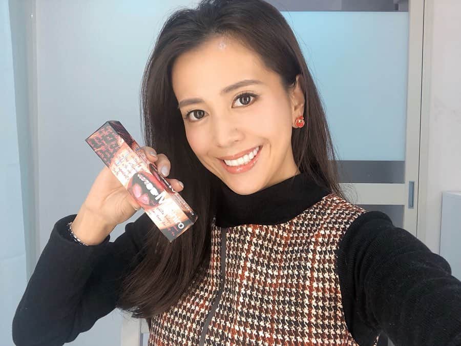 のインスタグラム：「. #白い歯 って昔から憧れる🥺✨ . セルフホワイトニングサロン🦷 「Happica恵比寿店」に行ってきました🙋‍♀️ 👉 @whitening_lounge_happica_ebisu . . 今年11月30日にオープンしたばかり❣️ 店内は白を基調とした明るい空間、 施術は個室なのでとても落ち着きました☺️ . 私が受けたコースは1番人気の 10分＋13分＋赤色LED20分の3回照射コース💁‍♀️🦷 . ホワイトニングをした後って、 数時間コーヒーやカレーなどの濃い色の物は 口にしないでください🙅‍♀️ って言われることが多いけれど、 Happicaのホワイトニングは業界初の赤ライトもあり、 施術後すぐに歯の表面がコーティングされるから 食事制限もなし👏これにはビックリ😳‼️ . 施術前と比べると色が4トーンも上がって お値段お手頃なのにこの効果は本当にオススメ❣️ . 今回「黒田麻理耶のインスタを見た」と予約すると 15分+15分/2回を2,980円でお試し可能です🙆‍♀️ 気になる方は是非行ってみてね🦷✨ . 【東京恵比寿店】 📍渋谷区恵比寿南1-1-3 三橋屋ビル 2階 ☎03-5720-8377 ✉️@366wicqo . #happica  #ハピカ  #ホワイトニング  #whitening  #pr  #セルフホワイトニング #歯を白くする  #歯を白くしたい #白い歯をキープ  #白い歯が眩しい笑顔」