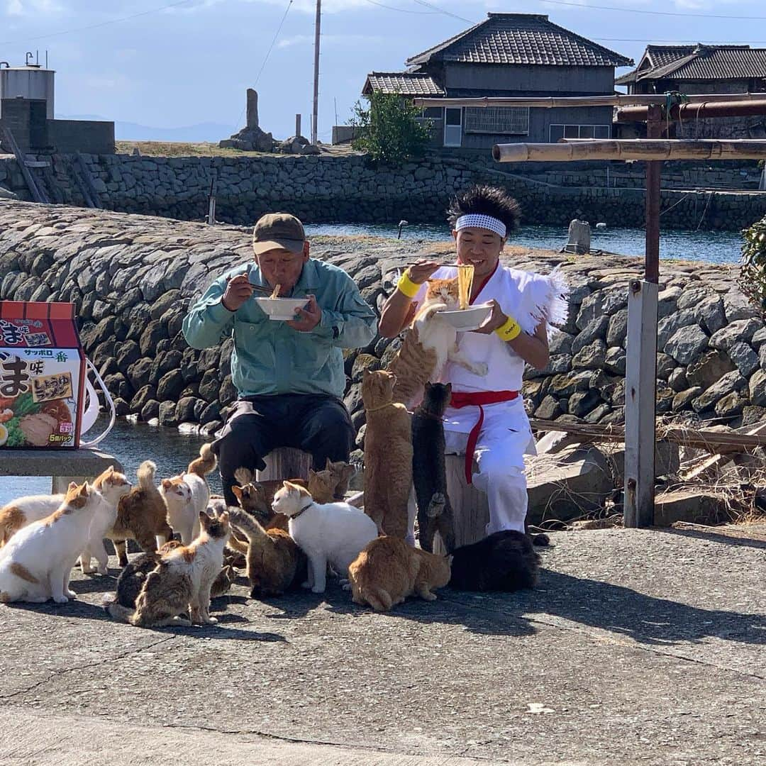 サンシャイン池崎さんのインスタグラム写真 - (サンシャイン池崎Instagram)「サッポロ一番ごま味をよろしくお願いします！！！ めちゃくちゃ美味いです！！！ #サッポロ一番 #ごま味」12月25日 19時20分 - ikezaki_yeah