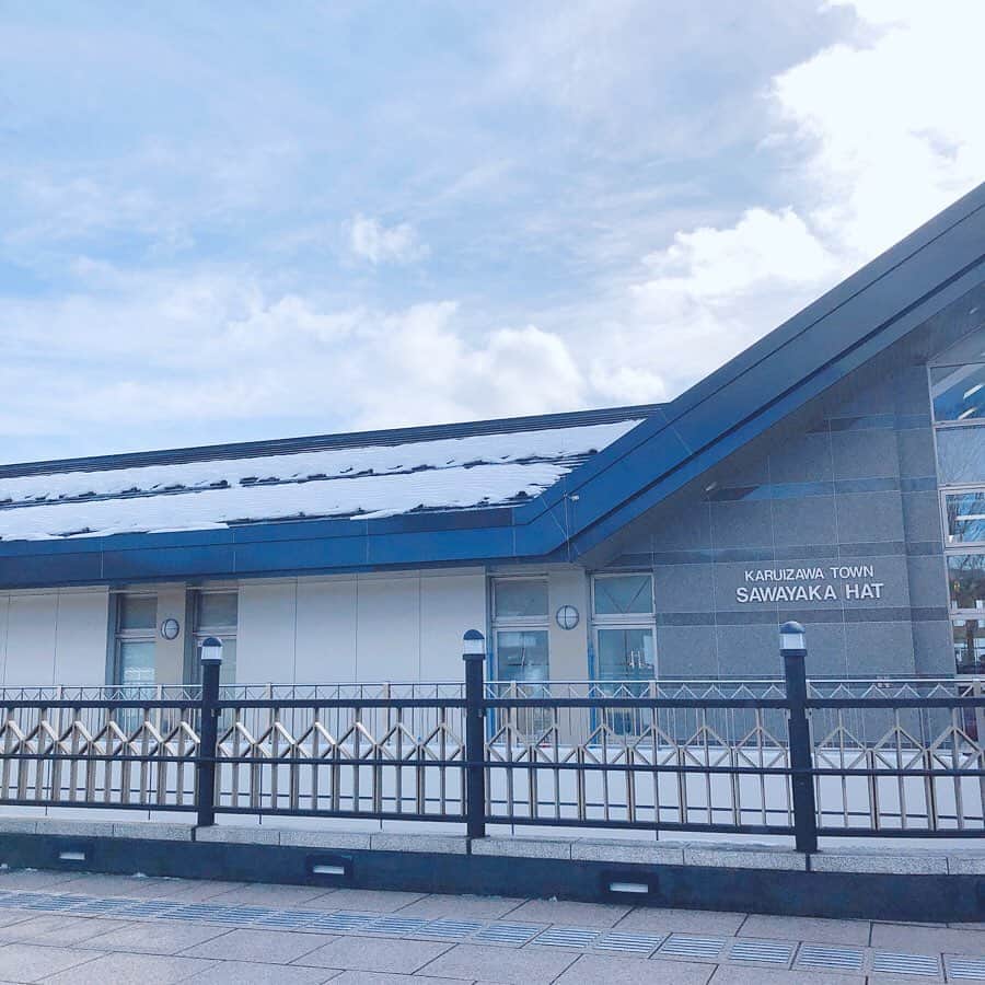のインスタグラム：「﻿ ﻿ 軽井沢に行ってきました〜＾＾﻿ ﻿ ﻿ 雪がたくさん積もってたよ☃️♡﻿ 寒くってマフラー解禁しちゃいました🧣﻿ ﻿ ﻿ ﻿ ---軽井沢旅行の投稿続きます🙇‍♀️🥰🎄---﻿ ﻿ ﻿ ﻿ #軽井沢 #長野 #雪 #マフラー #寒かった﻿ ﻿」