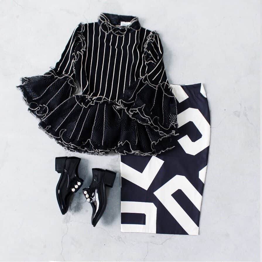 gallerieさんのインスタグラム写真 - (gallerieInstagram)「#newarrivals . ☑︎ Stripe Mesh Peplum Knit（¥8,990+tax） ☑︎ Print Tight Skirt（¥5,990+tax） . . 感性高く奇抜にこだわった上級者向けのアイテムを発信する #CUBRUN . @gallerie_tokyo @gallerie_osaka @gallerie_kyoto 各店舗・onlinesoteにて新作入荷中！ . ———————————— #お問い合わせ番号w1587」12月25日 19時22分 - kalekale_official