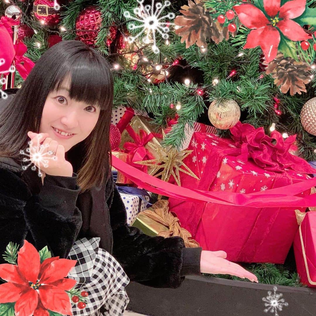 新谷良子のインスタグラム：「. メリークリスマス🎄✨✨. . クリスマスっぽい写真と、クリスマスチキンとともに(*´ω｀*). . #メリークリスマス #チキンという名の焼き鳥さん #美味しかった」
