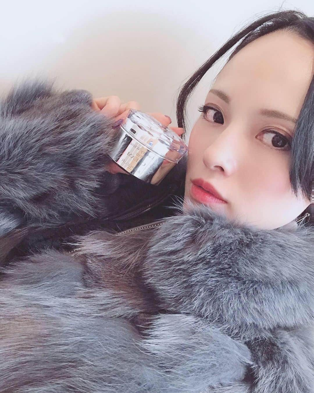 大湖せしるさんのインスタグラム写真 - (大湖せしるInstagram)「﻿ ﻿ いつもお世話になっている﻿ アンプルールさん﻿ ﻿ このクリーム、、、﻿ ほんとに凄い、、、﻿ ﻿ ラグジュアリーホワイト ザ・クリーム﻿ https://www.ampleur.jp/contents/1909_cream.do﻿ ﻿ １６年にわたる美容皮膚研究の集大成の﻿ ハイパフォーマンスクリームだそうです！！﻿ ﻿ 何がすごいかって、﻿ まず容器の美しさにテンションが上がり、﻿ 蓋を開けてクリームの色と香りにうっとり。。﻿ ﻿ 美容トリートメント成分である﻿ アナツバメ巣エキス、真珠エキス、オルメシアが﻿ 凝縮された贅沢すぎるクリーム﻿ ﻿ しっとり濃厚で﻿ 肌を優しく包み込んでくれる感じが﻿ 心も身体も温かい気持ちになる。。﻿ ﻿ 今夜も至福を感じながら﻿ ぐっすり眠りたいと思います♪﻿ ﻿ #アンプルール﻿ #アンプルール最高峰﻿ #ハイドロキノンクリーム﻿ #PR﻿」12月25日 19時31分 - cecile_daigo