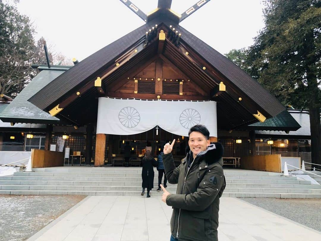 杉谷拳士さんのインスタグラム写真 - (杉谷拳士Instagram)「. クリスマス🎄出発✈️3年目🇦🇺 日本🇯🇵最後の食事はけやき🍜  実り多い年になるように北海道神宮へも参拝に行ってきました☺️‼️ この様子は来年2月15日に発売される球団オフィシャルマガジン『FORTE』でも紹介されるみたいです‼︎😄 それではみなさんbrisbaneで🇦🇺 . See you soon 👋  #男は生きざま #colantotte #最後はラーメン🍜」12月25日 19時32分 - kenshi.02