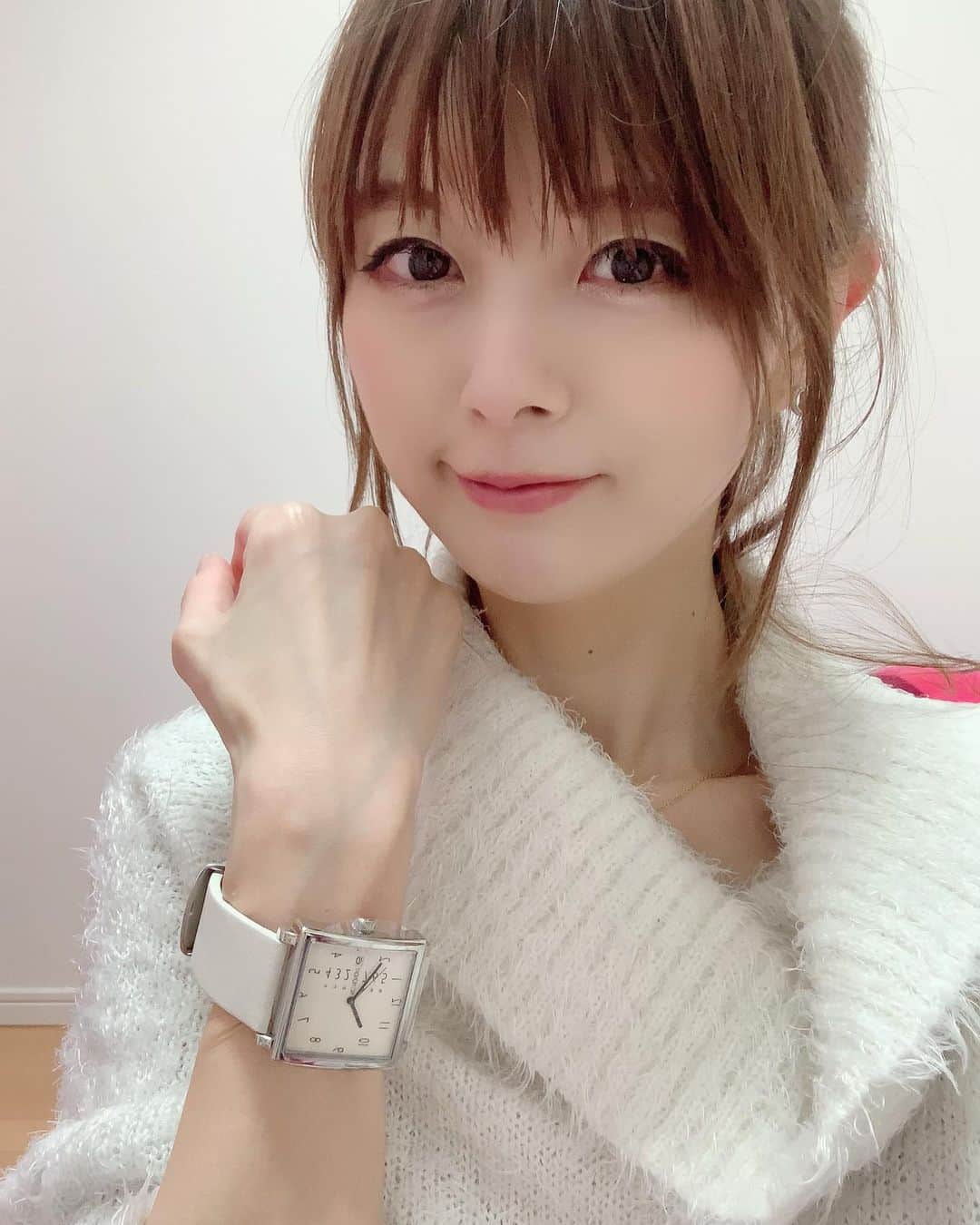 のインスタグラム：「今日のコーデ☺ . . 時計大好きだから新しい時計しただけでわくわくする～！雑誌で気になってたやーつ!（@nomonday_jp ） . . 洋服も選ばないしお気に入り〜🙌 欲しい人は↓見てね♡ * * クーポンコード→ 『saato1216』で10%オフなるので、みんなも使ってね🌷 . . #nomonday #ノーマンデー #腕時計 #時計 #手元倶楽部  #アクセサリー  #時計好きな人と繋がりたい  #プレゼント  #クリスマスプレゼント  #彼氏へのプレゼント #彼女へのプレゼント #お揃コーデ」