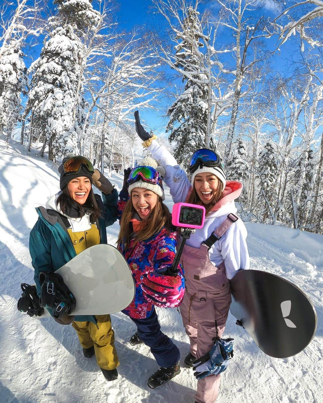 近藤あやさんのインスタグラム写真 - (近藤あやInstagram)「✨メリークリスマス‼️🎄🎅❄️ ⠀ 今年は、4日間に渡って、 GoPro Snow Camp❄️！！！！ ⠀ ゴープロファミリーのみんなと、 北海道旭川へスキー⛷スノボー🏂 に来ていますっ！！！ ⠀ わたし、何気にウィンタースポーツ 人生初です。笑 ⠀ 滑って転んでわーわー大変だけど、 クリスマスに雪山でTHE冬！を 感じれてうれしーいっ❤️❤️❤️ ⠀ そんなGoProサンタから！！！🎅✨ 今夜限りの、🎁Giveaway企画🎁 HERO8のプレゼントチャンスを やってます！！！！ ⠀ みんな、 @goprojp の投稿を すぐチェックするのだ！！！😆❤️🎁 ⠀ #gopro #goprohero8 #hero8black  #ゴープロ @gopro @goprojp  #層雲狭 #黒岳 #黒岳ロープウェイ  #OMO旭川 #星野リゾート ⠀ Snow wear ❄️ #roxy @roxyjapan @roxy_tokyo」12月25日 19時26分 - doraemontoaya