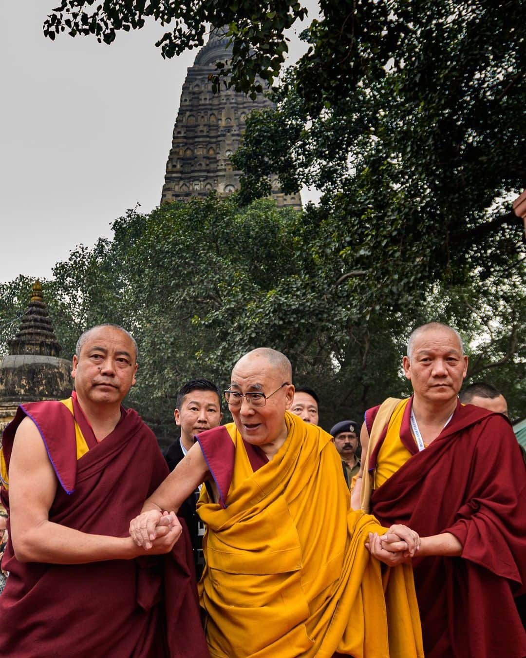 ダライ・ラマ14世のインスタグラム：「HHDL, with the Mahabodhi Stupa in the background, departing after his pilgrimage to the Stupa in Bodhgaya, Bihar, India on December 25, 2019. Photo by Tenzin Choejor #dalailama」