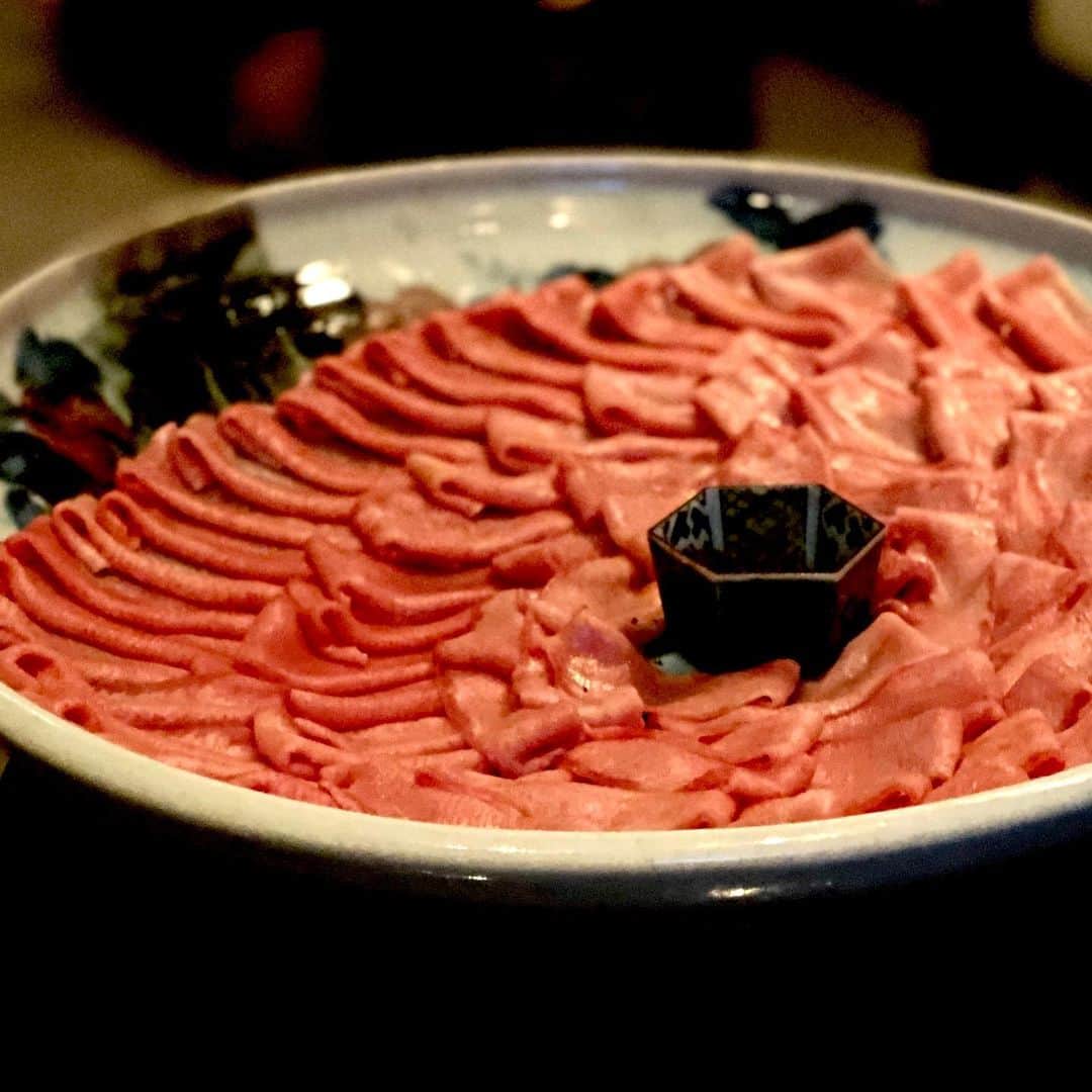 Japanese_Foodie ? Ray Kataokaのインスタグラム：「全人類の夢 三芳のタンの昆布じめ薄造りをてっさのようにわっさーーっと食べる贅沢さ しかもご馳走になる！感謝！  Special plate of thinly sliced tongue in Kyoto #タンの昆布締め」