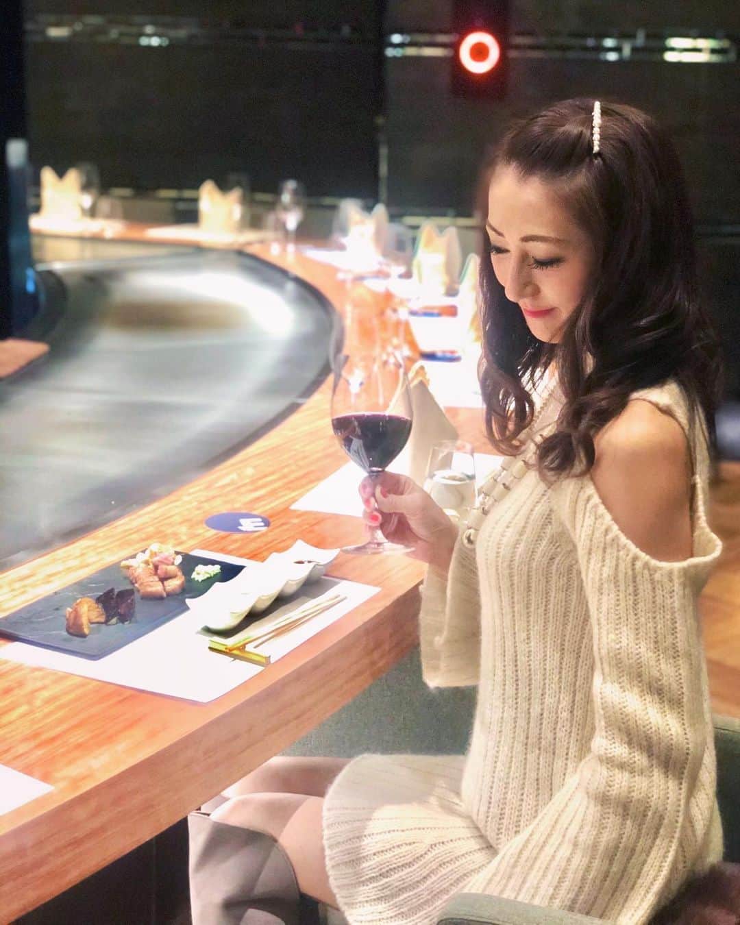 彩耶さんのインスタグラム写真 - (彩耶Instagram)「#女子2人で忘年会🥂✨ ・ 先日 『北新地EMOI " @kitashinchi_emoi に @yukico_twingram  と行ってきました❣️ ・　 アーチ型の木目のカウンターに間接照明が素敵なお店😌✨ センス溢れる大人の空間が広がっていました✨ ・ お料理は、旬の食材・最高級のお肉が目の前で焼き上げられます🔥 ・ ・ お写真・動画たっぷり10枚あるので、是非最後まで swipe してね❣️ ・ ・ 私達は " EMOI course B "を頂きました❣️ こだわりの逸品や、和牛のステーキ、魚介類… ・ 前菜からはじまり、お肉 …  本当にどれも美味しくて〜😋💕 『美味しいっ❤️』が止まりませんでした🤤 ・ 私のお気に入りは、" 山芋モンサンミッシェル風 "💕 トリュフの風味がなんとも言えない〜😌 ふわふわで口の中でとろけちゃいました🤤 ・ 車海老は、旨みたっぷりでぷりぷりっ、そして表面カリカリで食感も楽しめますよ🦐 ・ 宮崎牛のサーロインは文句なしの美味しさっ🙌🙌 4種の付けだれにも拘りが感じられ、普段はお肉にはお塩のみの私が、ここのポン酢にすっかりハマってしまいました😂💕 ・ シメの " すき焼き風焼きそば " もしっかり完食👅 しっかりとお肉の旨味が感じられ、黄身と絡めてトロっうま❤️でした😋 ・ ・ 美味しいお料理を少しずつ頂けるのは、本当に最高の食し方😌✨ ・ ・ #エモーショナルな空間 で心もお腹も満たされました🧡 親しい友人、カップル、大切な方と皆さんも是非〜🥂 ・ ・ 女子2人の忘年会は話が尽きず、新年に持ち越しとなりそうです😎💕笑 ・ ▫︎▫︎▫︎▫︎▫︎▫︎▫︎▫︎▫︎▫︎▫︎▫︎▫︎▫︎▫︎▫︎▫︎▫︎▫︎▫︎▫︎▫︎▫︎▫︎▫︎▫︎▫︎▫︎▫︎▫︎▫︎▫︎▫︎▫︎▫︎▫︎▫︎▫︎▫︎▫︎ ・ 『 北新地 EMOI 』 住所　大阪府大阪市北区曾根崎新地1-4-25 1F 営業時間　11:30～14:30、17:00 ～ 23:00 定休日　日曜日 電話　050-5325-5037 ・ ハイライトにも残しているので、そこからも予約できますよ❣️ ・ ・ #北新地EMO #EMOI #北新地エモイ#エモイ #肉 #肉スタグラム #肉スタ #大阪グルメ #梅田グルメ #北新地グルメ #大阪 #モデル #ウォーキング講師 #秘書 #インフルエンサー #インスタグラマー  #model #神戸 #kobe #japan #日本 #フォロー #followme #フォローミ #大人女子 #女子力 #美意識アップ」12月25日 19時37分 - 3aya11