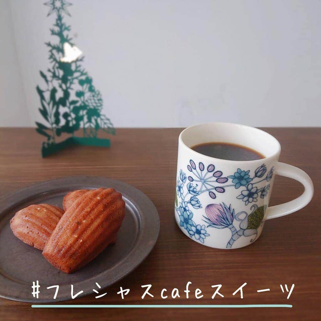 フレシャス公式(FRECIOUS) さんのインスタグラム写真 - (フレシャス公式(FRECIOUS) Instagram)「【 #フレシャスcafeスイーツ Vol.4】 ウォーターサーバー「Slat＋cafe」で淹れた「 #UCCドリップポッド 」のコーヒーと、厳選スイーツのペアリング企画。 第4回目は、東京・京橋の人気ショップ『 #イデミスギノ 』です。 ---- . ランチタイムに通りがかると店内はクリスマス一色。クリスマスケーキを求める人々で賑わう「イデミスギノ（HIDEMI SUGINO）」は、フレシャス東京オフィスのすぐそば、京橋駅から徒歩1分にあります。 . 日本でもトップクラスの技術を持つと言われる名パティシエ、杉野英実さんがオーナーを務めるこのお店。カフェコーナーは今日も満席で、さすがの人気ぶりです。 . 私もチームのみんなと楽しもうと思い立ち、クリスマスプレゼントとしてイデミスギノの定番スイーツの中から『フィナンシェ　ピスターシュ』を購入。ちなみにピスターシュとは、フランス語で「ピスタチオ」のことだそうです。 . オフィスに戻り、Slat＋cafeでコーヒーを淹れてみます。 仕事の休憩時は特に、予熱から2分でドリップできる時短のありがたさを感じます。 . 今回のペアリングは、ローストナッツのような豊かな香りが特長の『 #カフェインレスコーヒー 』。 カフェインを気にせずリラックスしたいときにぴったりの、おいしさにこだわったデカフェです。 . みんなの分のコーヒーを淹れ終えたら、お楽しみの試食タイムです。 しっとり甘いフィナンシェの中に細かくちりばめられたピスタチオが適度な香ばしさ。コーヒーのナッツ感ともよく合います。そして、苦味が抑えめなデカフェならフィナンシェの繊細な風味を邪魔せず、ここも相性◎。デカフェ以外なら焙煎が浅めのコーヒーとも合いそうです。 . 慌ただしい12月もあと1週間。カフェインレスでほっと一息つきつつ、新年を迎える準備をしたいと思います。 . . ＊＊＊ . Slat＋cafe詳細は、 こちらからチェック！ 👇👇👇 https://www.frecious.jp/slat/slatcafe/ . または「スラット+カフェ」で検索🔎 . <1枚目> Slat＋cafeで淹れたコーヒーとフィナンシェ　ピスターシュ <2枚目・動画> UCCドリップポッドの使用方法 <3枚目> カフェインレスコーヒーの特徴 <4枚目> イデミスギノ　外観 . ─────────────── ★ほぼ毎日更新中★ こちらよりフォロー♪ ↓　↓　↓ 【フレシャス公式】 @frecious_official ─────────────── . . #ウォーターサーバー #FRECIOUS #フレシャス #スラットプラスカフェ #slatcafe #マリアージュ #ペアリング」12月25日 19時37分 - frecious_official