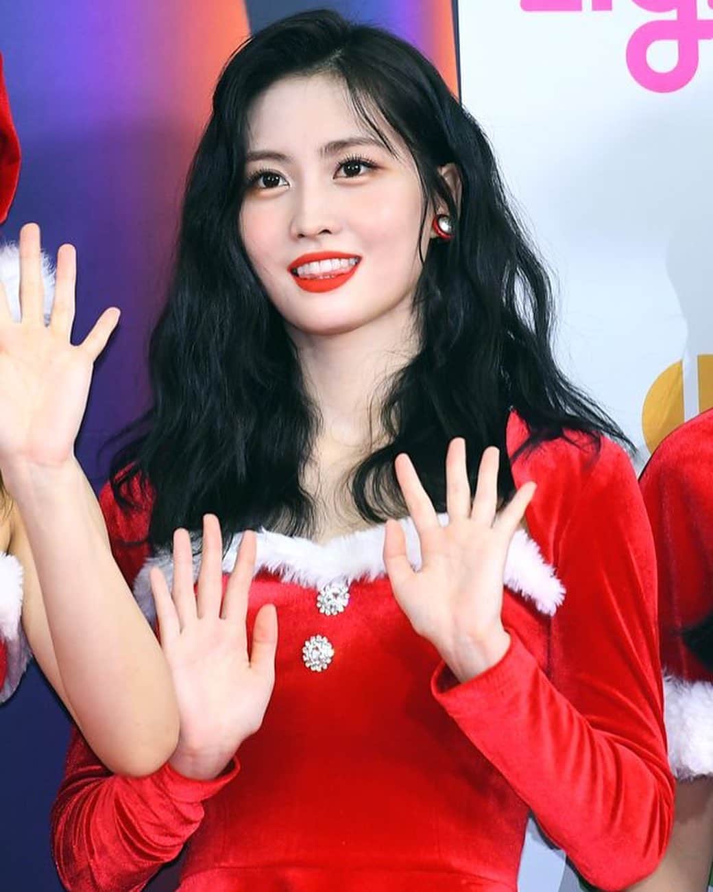 のインスタグラム：「♡ [Fantaken] 191225 - 2019 SBS Gayo Daejeon Red Carpet -  #MOMO #트와이스 #모모 #平井もも #もも #TWICE ©️ press」