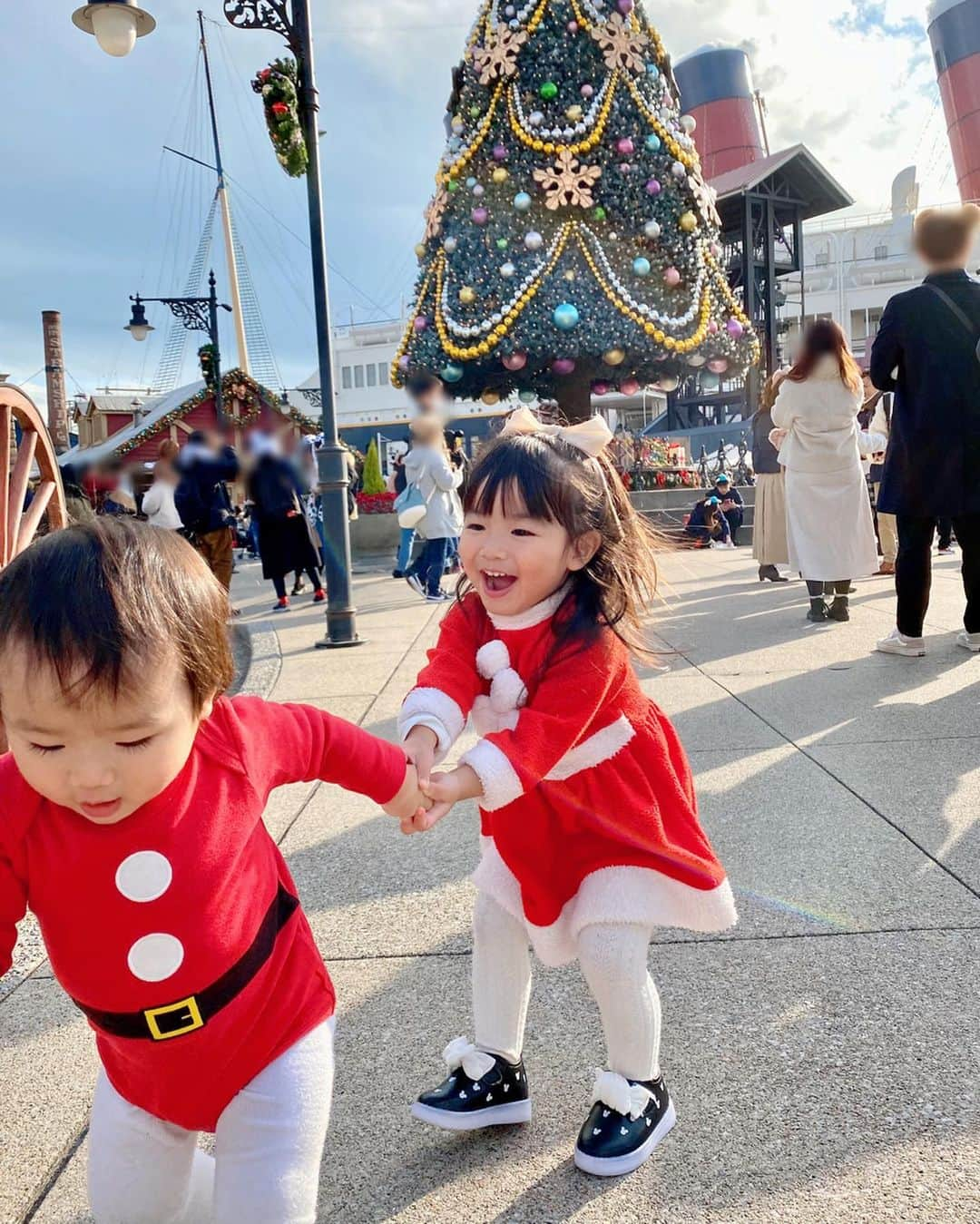 河内麻沙美さんのインスタグラム写真 - (河内麻沙美Instagram)「#disneychristmas 🎄 ． ． クリスマスはミッキーミニーに会いたいと言うので、#disneysea へ🥰 今回は#サンタコス 🤗💕 ． 写真撮りたいのにまぁ撮らせてくれない🤷‍♀️逃げ回って逃亡して仕方ないよ😂 ． クリスマスプレゼントはずっとほしがってたは「ねじねじアンパンマン号」とアンパンマンのお菓子box🎁 毎日サンタさんにお願いしてたから、ほんとに嬉しそうだった🥰🥰🥰 あ〜かわいっ❤️(親バカw) ． 寒かったけど、子供たちが喜んでくれて何より🤗💕 ダッフィーのショーもふたりともリズムとって見てたよ💓 楽しいクリスマスだったね🎄🎁🎅🌟 ． #disney#disneyland#christmas#ディズニー#ディズニーシー#家族写真#クリスマスディズニー#ファミリーフォト#姉弟#年子#LILIとRIKU#ママリ#赤ちゃんのいる暮らし#赤ちゃんのいる生活#子育てぐらむ#スマイル育児#ママスタグラム#ママリ#ベビフル#イットママ#コドモノ#コズレ#コドモダカラベビリトル#キズナ#mamanokoカメラ部#mamagirl#サンタ#親バカ」12月25日 19時43分 - masamikouchi