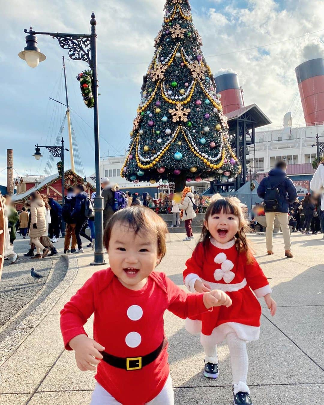 河内麻沙美さんのインスタグラム写真 - (河内麻沙美Instagram)「#disneychristmas 🎄 ． ． クリスマスはミッキーミニーに会いたいと言うので、#disneysea へ🥰 今回は#サンタコス 🤗💕 ． 写真撮りたいのにまぁ撮らせてくれない🤷‍♀️逃げ回って逃亡して仕方ないよ😂 ． クリスマスプレゼントはずっとほしがってたは「ねじねじアンパンマン号」とアンパンマンのお菓子box🎁 毎日サンタさんにお願いしてたから、ほんとに嬉しそうだった🥰🥰🥰 あ〜かわいっ❤️(親バカw) ． 寒かったけど、子供たちが喜んでくれて何より🤗💕 ダッフィーのショーもふたりともリズムとって見てたよ💓 楽しいクリスマスだったね🎄🎁🎅🌟 ． #disney#disneyland#christmas#ディズニー#ディズニーシー#家族写真#クリスマスディズニー#ファミリーフォト#姉弟#年子#LILIとRIKU#ママリ#赤ちゃんのいる暮らし#赤ちゃんのいる生活#子育てぐらむ#スマイル育児#ママスタグラム#ママリ#ベビフル#イットママ#コドモノ#コズレ#コドモダカラベビリトル#キズナ#mamanokoカメラ部#mamagirl#サンタ#親バカ」12月25日 19時43分 - masamikouchi