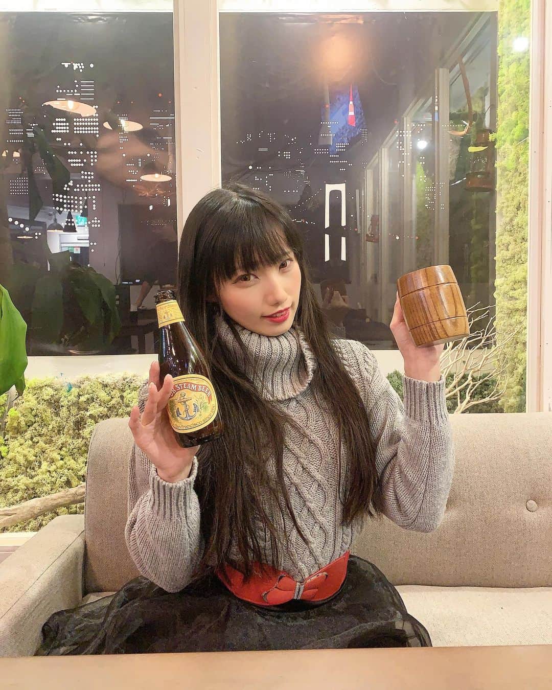 のインスタグラム：「メリークリスマス🎄 今日は原宿のスポーツバー、 . 【trip port】さんに行ってきたよ＊*(ू•ω•ू❁)*＊ . . ✨オハラズアイリッシュレッド+アンカースチーム ✨ピザ ✨肉寿司 . いただいてきました！ おっきいスクリーンでスポーツ鑑賞しながらゆっくりできてすごく有意義な時間でした😂⭕️ . 原宿駅竹下口から徒歩0分で、 ビールも30種類くらいあるし、ご飯も美味しいしほんとおすすめです💙 . 原宿よく行くけど、全然知らなくて今回はじめて入ったからまた行きたい〜！！！ #trip-port #原宿スポーツバー #原宿バー #原宿bar #スポーツバー #pr . #instafood #食べ物グラム #ピザ　#肉寿司　#クラフトビール　#アンカースチームビール　#オハラズアイリッシュレッド #国内旅行　#harajuku #japanesefood #japantrip #japantrip2019 #harajukucafe」