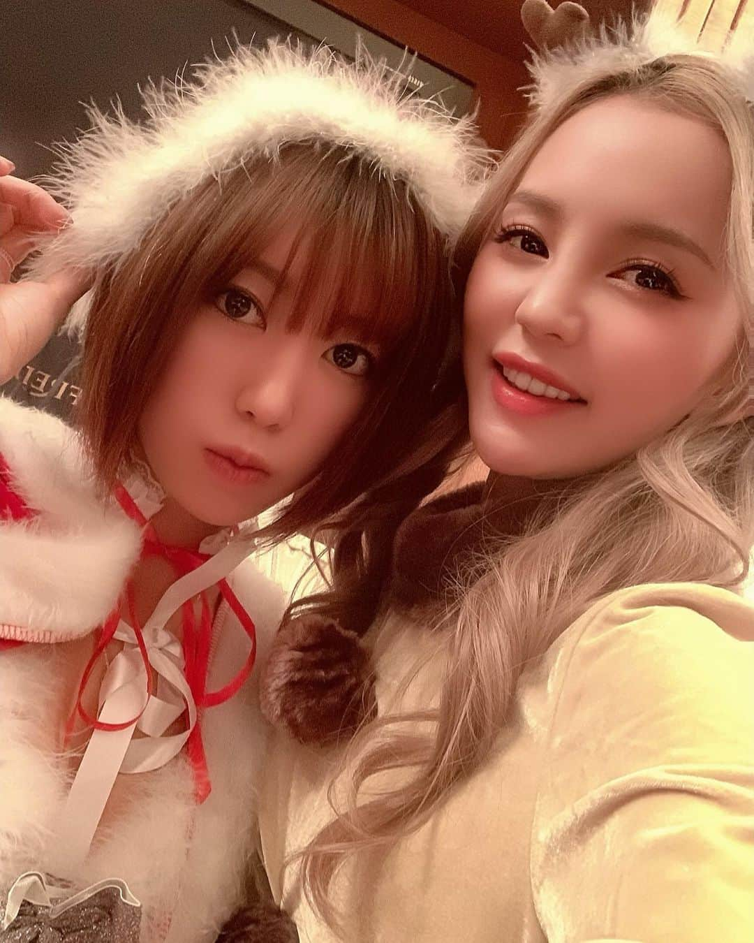 丘咲エミリさんのインスタグラム写真 - (丘咲エミリInstagram)「🎅🎄 . Happy Merry Xmas. . 毎年恒例のクリパ。 . 毎年恒例だからと言って 当たり前な訳ではない。 . 来年も再来年も…こうやって過ごせたら幸せなんだろうなぁ。 . . 皆さんは素敵なXmasを過ごせましたでしょうか？ . どんな環境であったとしても、 楽しむという心が大切だと 私は思います(^^) . . #Xmas #2019 #クリパ #毎年恒例の」12月25日 19時43分 - emiri.okazaki_official