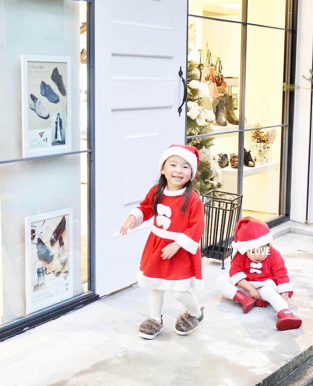 玉村 麻衣子さんのインスタグラム写真 - (玉村 麻衣子Instagram)「クリスマスの嬉しいサプライズ🎄✨ . 先日同じ時期に出産した友人たちと、毎年恒例の子どもクリスマス🎅 なんと… ウエルカムベビーのお祝いをしてもらいました🍼✨ お花は @spice_maiko の手作り。 ドライフラワーにして長く楽しみたいです^ ^ 予期せぬサプライズが本当に嬉しかったです😭✨ . 昨年は各々好きに遊んでいた子どもたち。 今年はお互いの名前を呼び合って、「手つなごー」「追いかけっこしよー」と一緒に遊ぶように^ ^ 来年はどんな風に成長しているか、とても楽しみです。 . . #tama__life #我が家の逸材 #クリスマス#クリスマス会 #子どもクリスマス#親子クリスマス #ベビーシャワー#妊娠8ヶ月」12月25日 19時43分 - maiko_tamamura