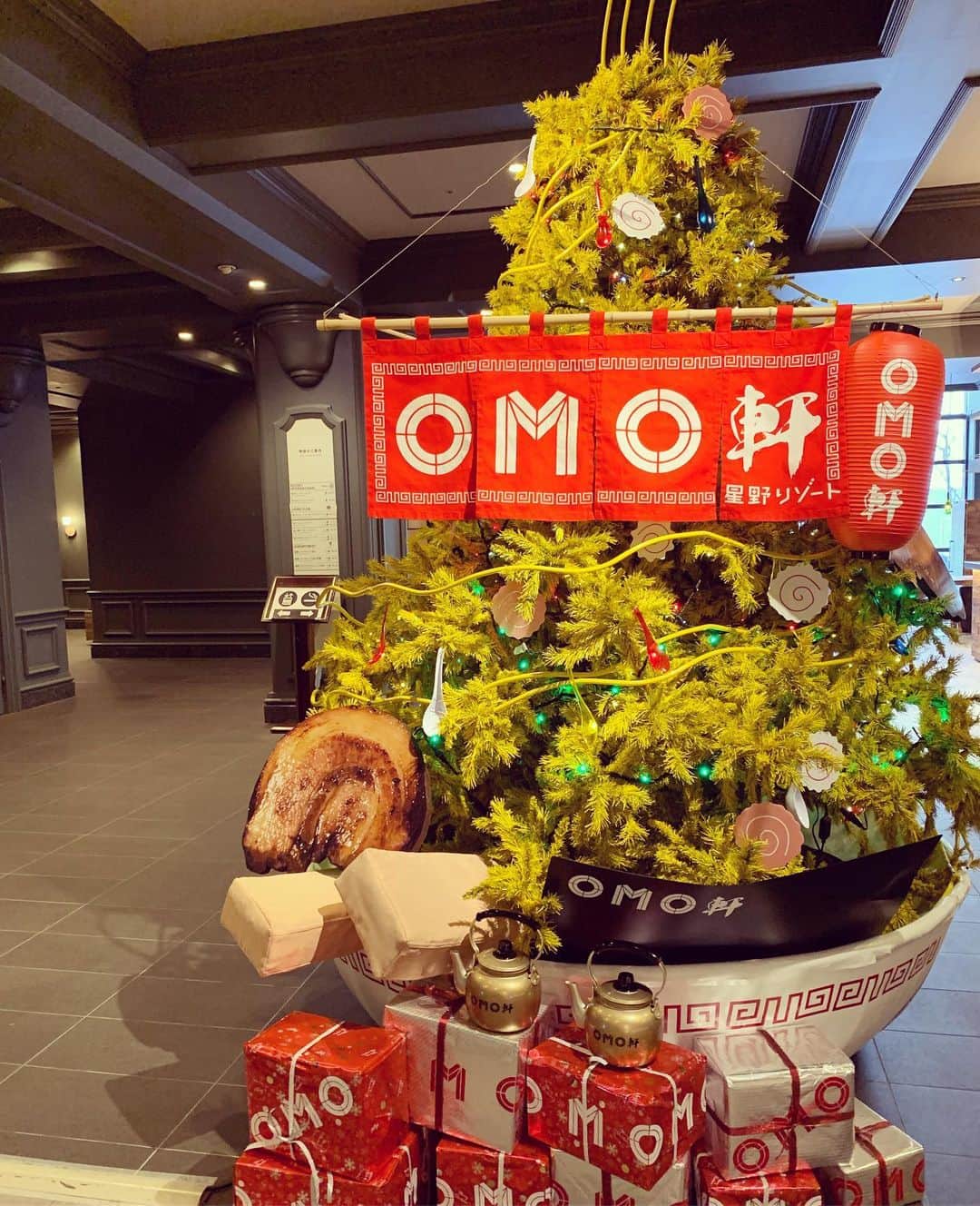 加藤千恵のインスタグラム：「こないだ立ち寄った、ホテル・OMO7のラーメンツリー。なぜラーメン。でもちょっと可愛い。みなさまよいクリスマスを。」