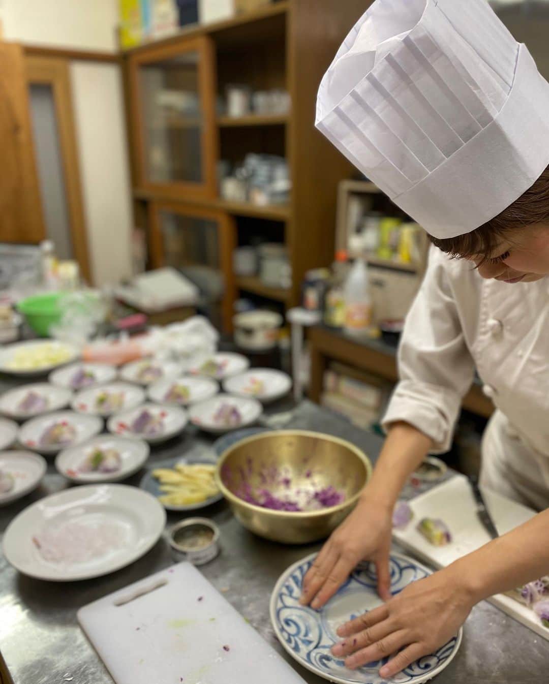 橋元優菜さんのインスタグラム写真 - (橋元優菜Instagram)「＊ イタリアンやフレンチの名店で基礎を学び、ミシュラン星付きのレストラン等で修行を重ねたシェフ〝Yumiko〟と一緒に始めた出張シェフや料理教室を運営する『salon de Utoo』 ＊ 今年のクリスマスはシェフYumikoとともに出張シェフのお仕事に行って参りました。 ＊ ＊ ご自宅や施設の厨房にお伺いして、お客様の好みに合ったコース料理やパーティーメニューを作らせていただいているのですが、 今回はお客様にお年寄りが多いとのことでしたので、前菜からメインまでたくさんの野菜を使ったヘルシーな創作料理のコースをテーマにいたしました☺️ ＊ ＊ 今回は私も初めての厨房デビュー👩‍🍳 なんと、お料理のお手伝いもさせていただきました😭♡ ＊ 準備が始まってから1ミリも休む時間がなく、やりがいこそありましたが、コース料理の厨房の壮絶さを身に染みて感じました。💦 料理人さん、いつもおいしいご飯をありがとう😭 ＊ ＊ #出張シェフ #ウェルネス #カルパッチョ #コース料理 #創作料理 #cooking #料理 #日本食 #和食 #出張料理人 #シェフ #鴨 #イタリアン #フレンチ #クリスマス #クリスマスディナー #女性シェフ #ケータリング #東京 #japanesefood #群馬県」12月25日 19時55分 - oosakayuu